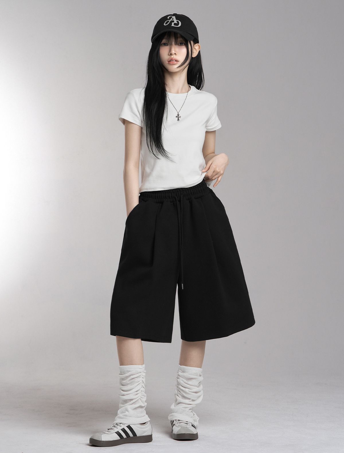 루프(LOOXP) 베이직 핀턱 밴딩 버뮤다 팬츠 블랙