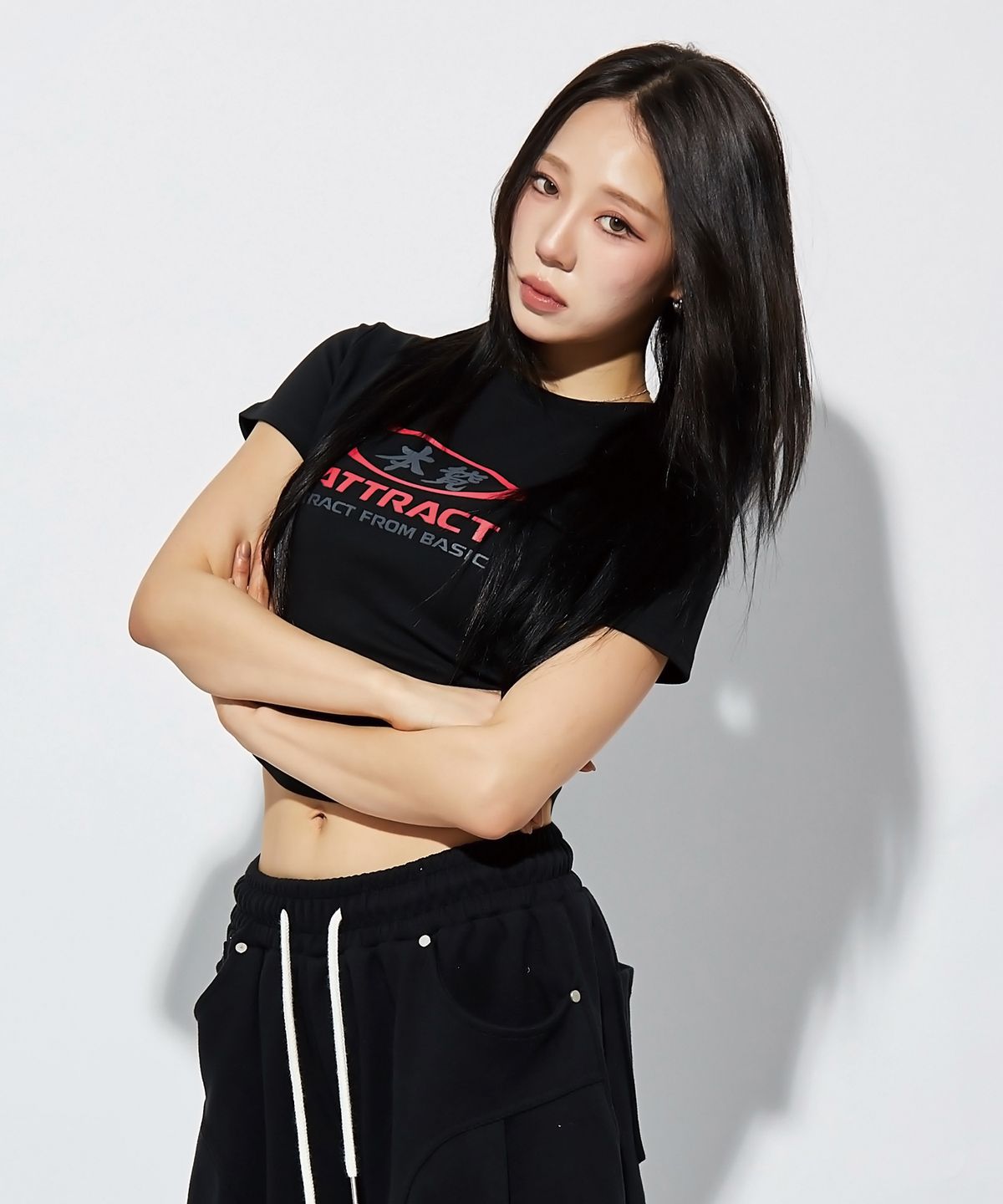 베트랙트(BATTRACT) 우먼스 원형 레드 본질 크롭 라운딩 티셔츠_블랙