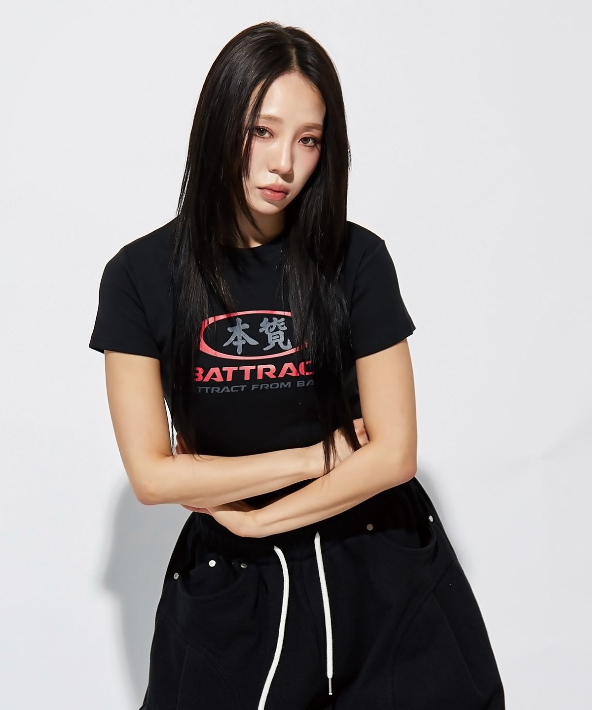 베트랙트(BATTRACT) 우먼스 원형 레드 본질 크롭 라운딩 티셔츠_블랙