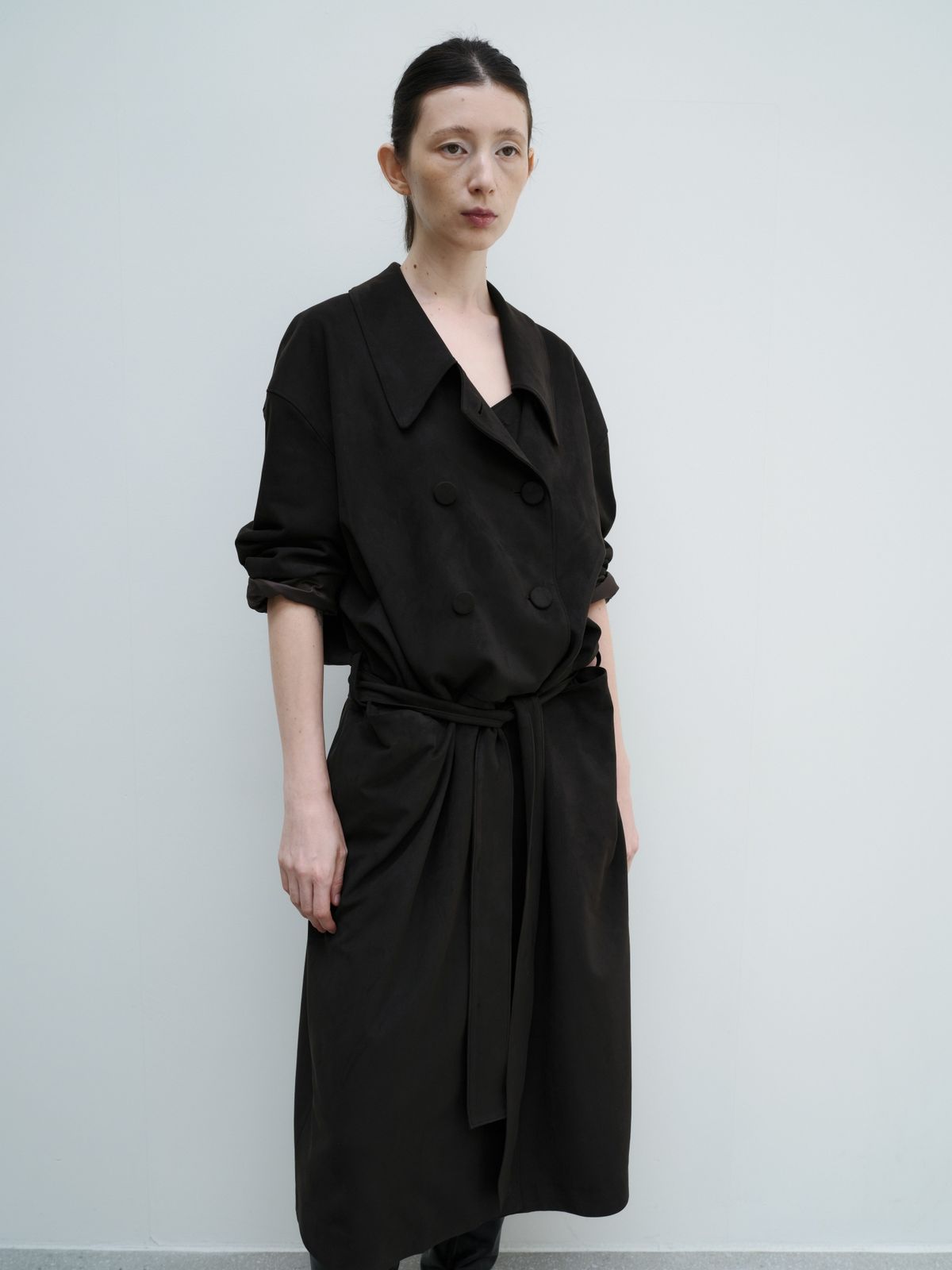 잡화룸(JABHUAROOM) RELAXED SUEDE SHIRRING COAT,(DARK BROWN)