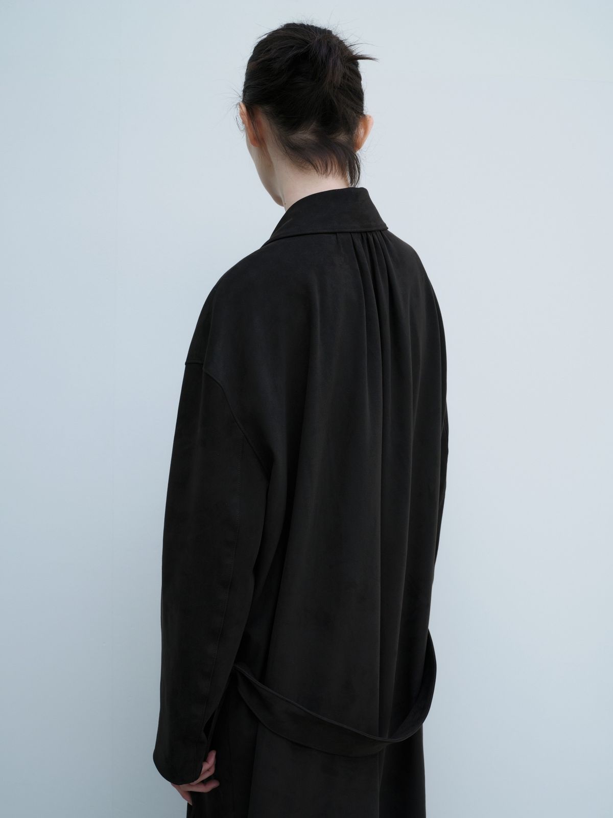 잡화룸(JABHUAROOM) RELAXED SUEDE SHIRRING COAT,(DARK BROWN)