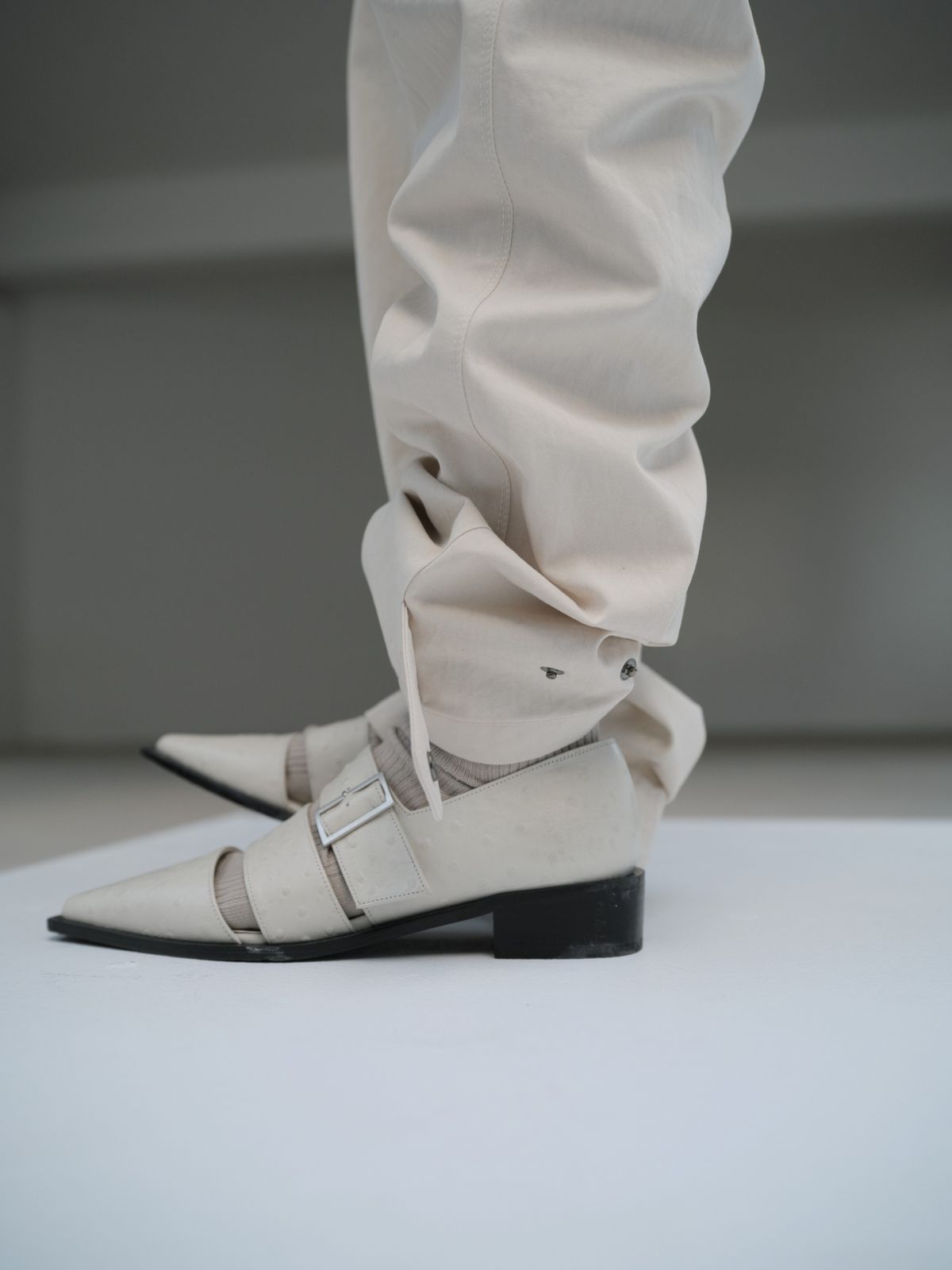 잡화룸(JABHUAROOM) OSTRICH LOAFERS, (GRAYISH IVORY)