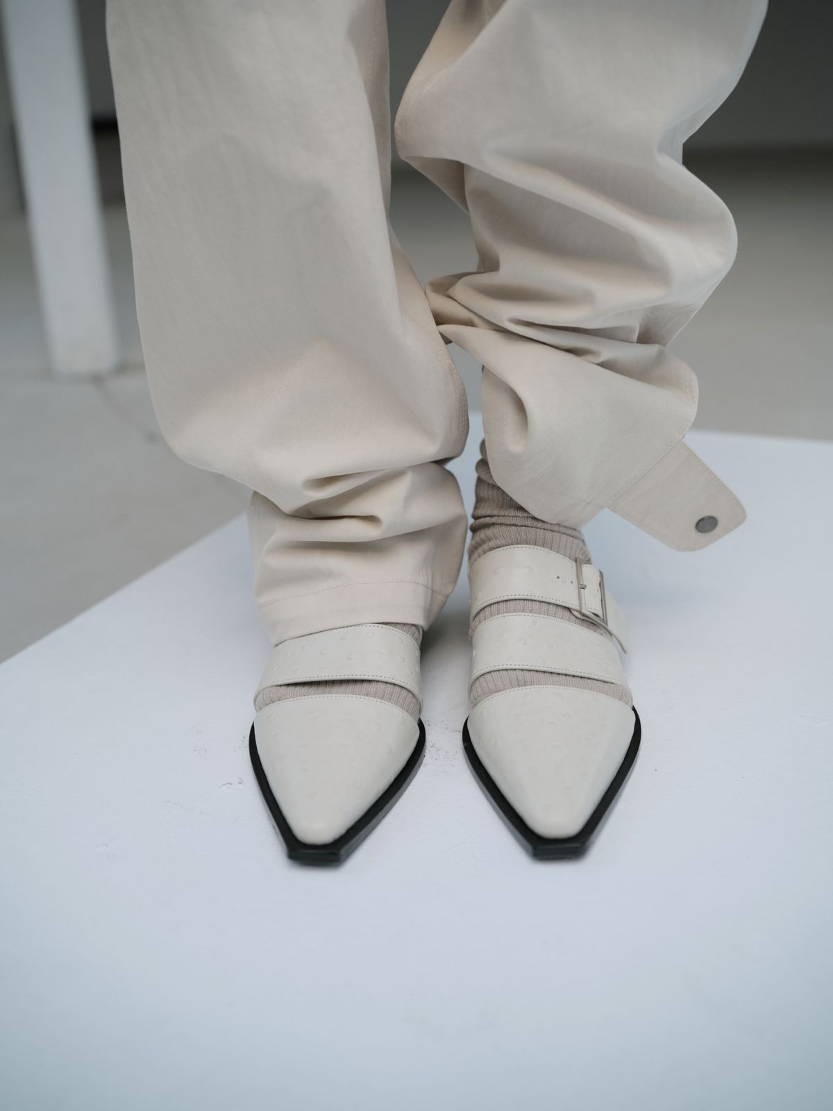 잡화룸(JABHUAROOM) OSTRICH LOAFERS, (GRAYISH IVORY)