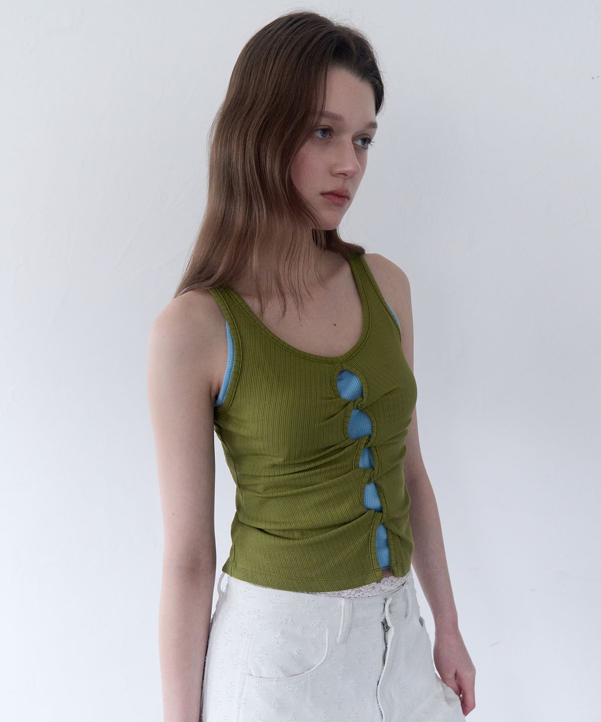 로라로라(ROLAROLA) CUT OUT SLEEVELESS TOP OLIVE