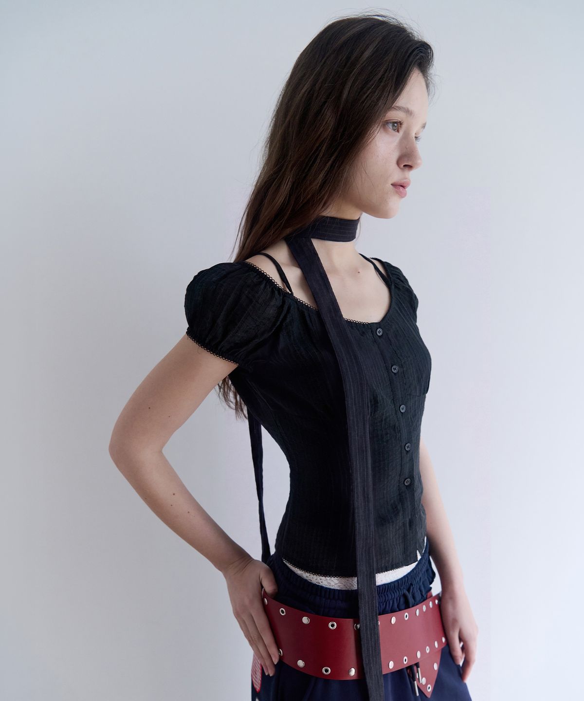 로라로라(ROLAROLA) OFF SHOULDER TIE BLOUSE BLACK