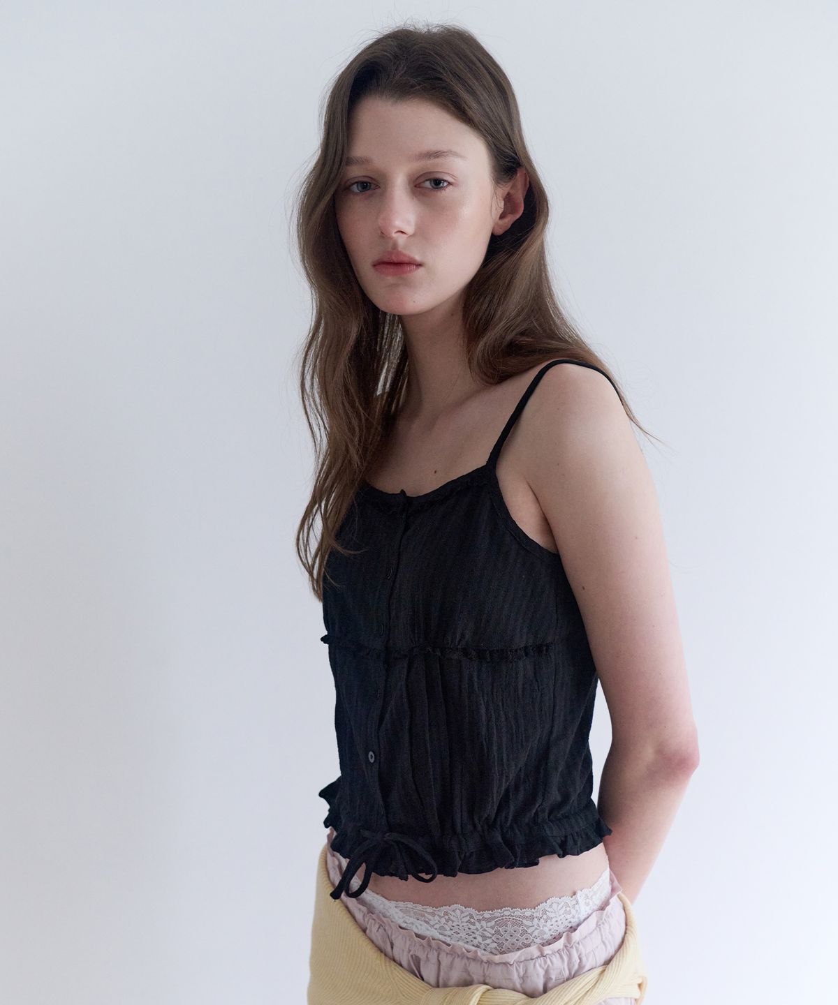 로라로라(ROLAROLA) PINTUCK LACE CROP SLEEVELESS BLOUSE BLACK