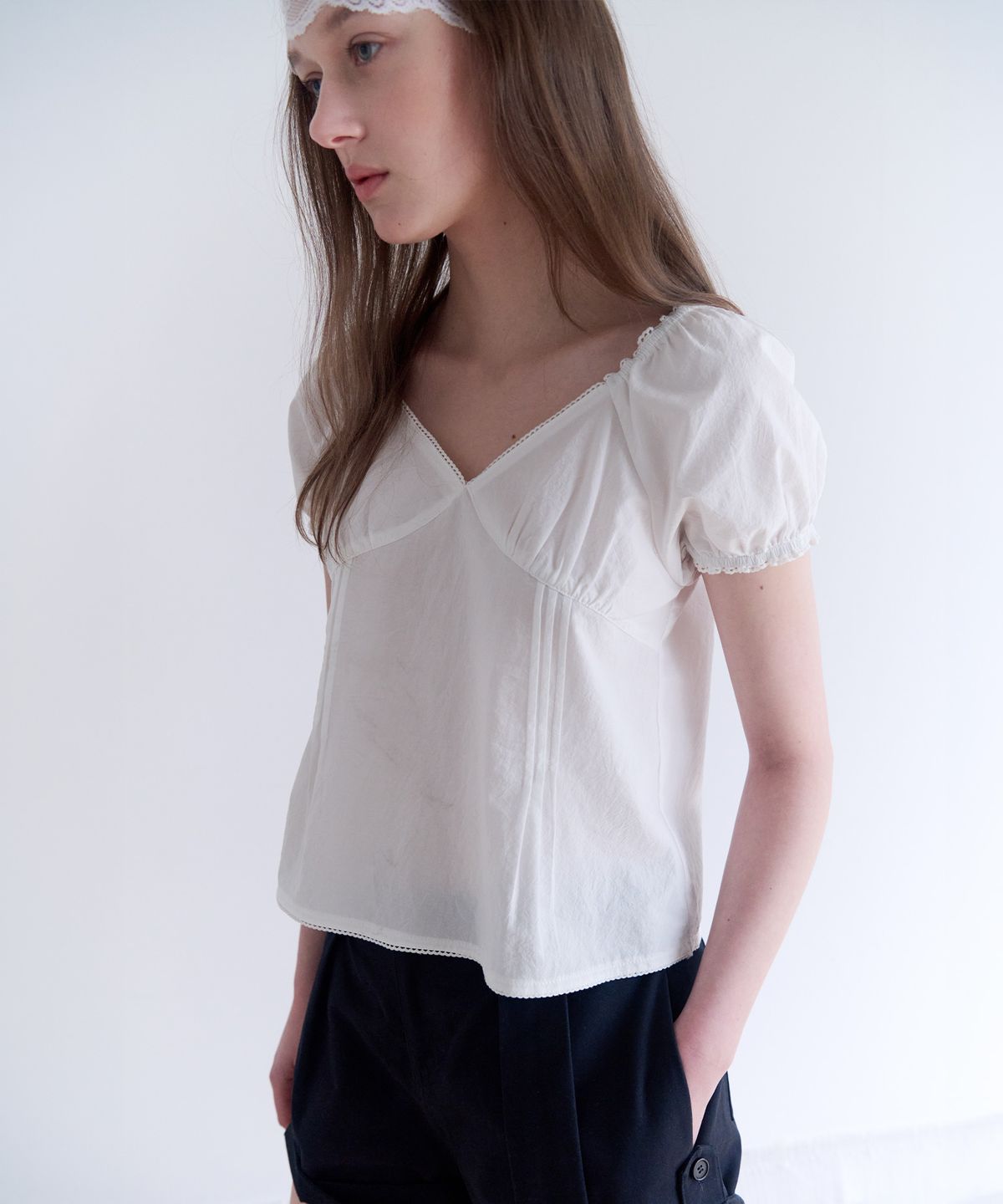 로라로라(ROLAROLA) PUFF SLEEVE SHIRRING BLOUSE WHITE