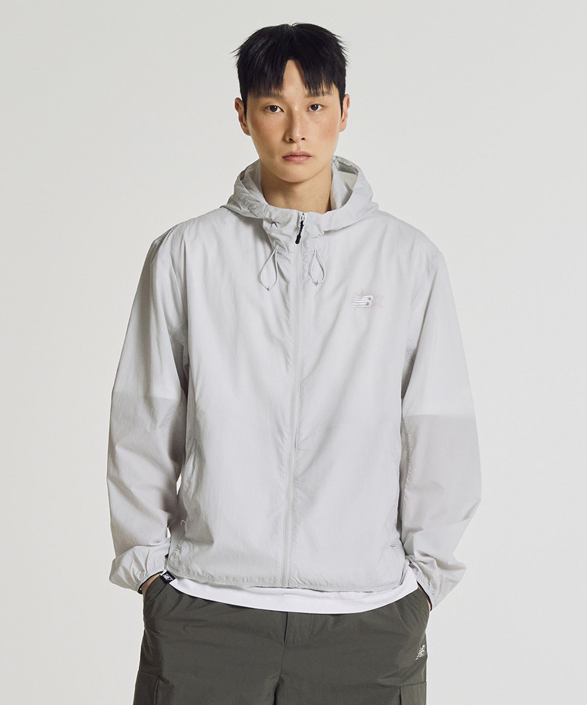 뉴발란스(NEW BALANCE) NBNAG21503 / UNI AIR 초경량 후드 바람막이 (LIGHT GRAY)