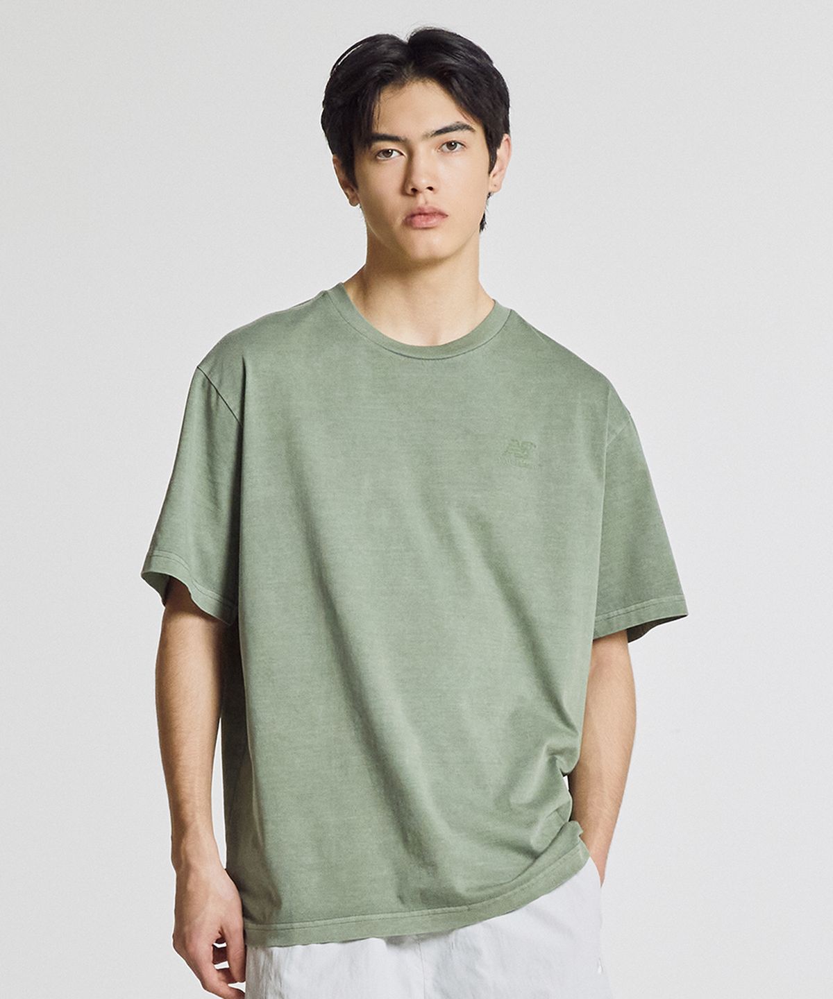 뉴발란스(NEW BALANCE) NBNEG21513 / UNI NB 프렌즈 지구 그래픽 반팔티 (DARK GREEN)