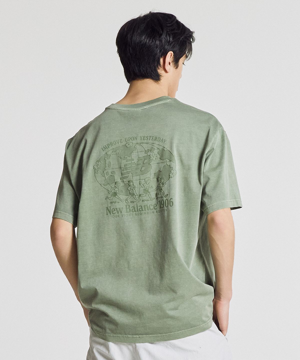 뉴발란스(NEW BALANCE) NBNEG21513 / UNI NB 프렌즈 지구 그래픽 반팔티 (DARK GREEN)