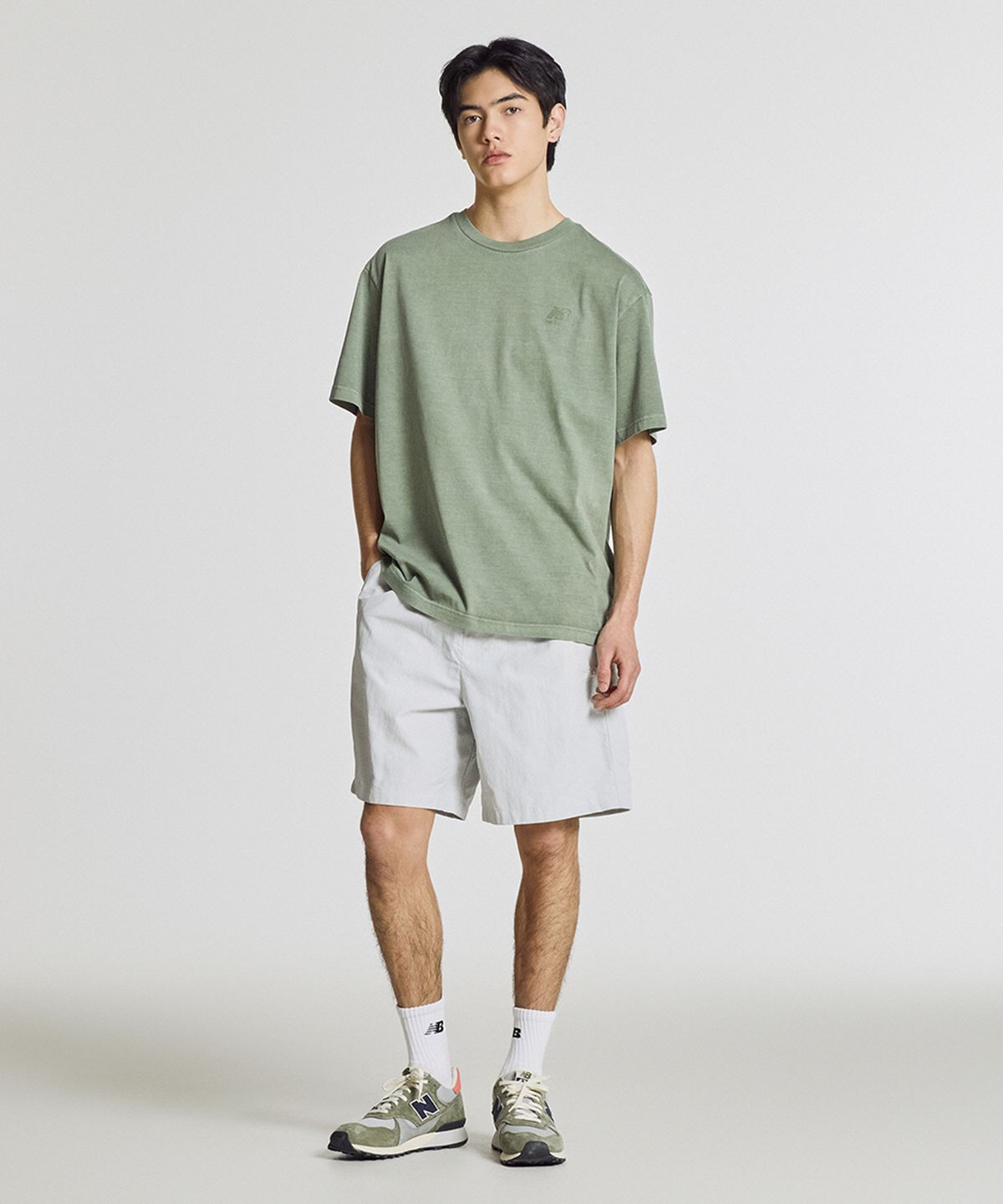 뉴발란스(NEW BALANCE) NBNEG21513 / UNI NB 프렌즈 지구 그래픽 반팔티 (DARK GREEN)