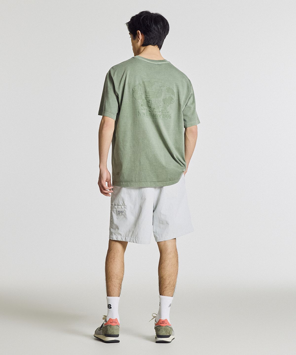 뉴발란스(NEW BALANCE) NBNEG21513 / UNI NB 프렌즈 지구 그래픽 반팔티 (DARK GREEN)
