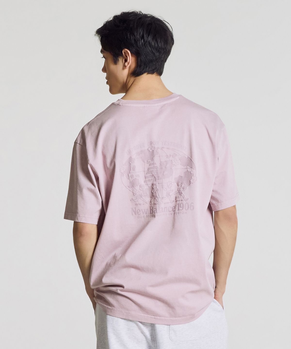 뉴발란스(NEW BALANCE) NBNEG21513 / UNI NB 프렌즈 지구 그래픽 반팔티 (DARK PINK)