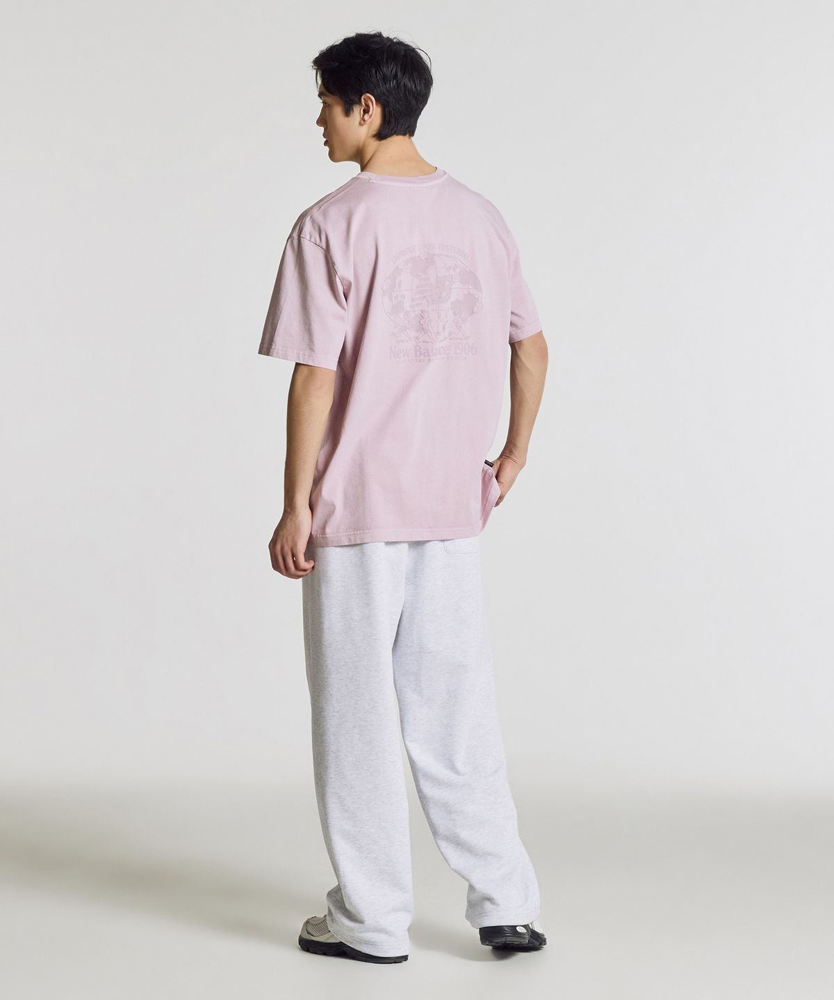 뉴발란스(NEW BALANCE) NBNEG21513 / UNI NB 프렌즈 지구 그래픽 반팔티 (DARK PINK)