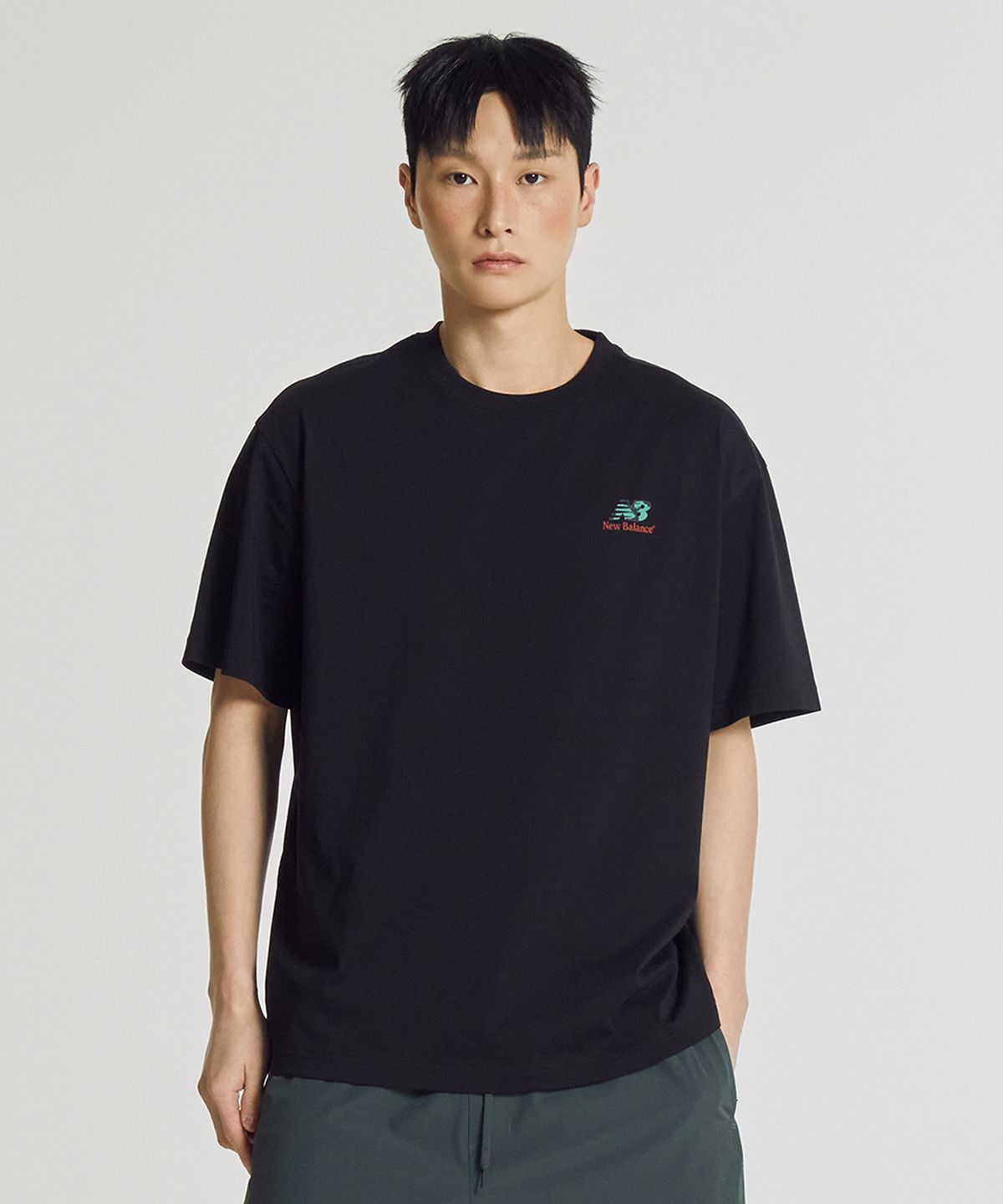 뉴발란스(NEW BALANCE) NBNEG21513 / UNI NB 프렌즈 지구 그래픽 반팔티 (BLACK)