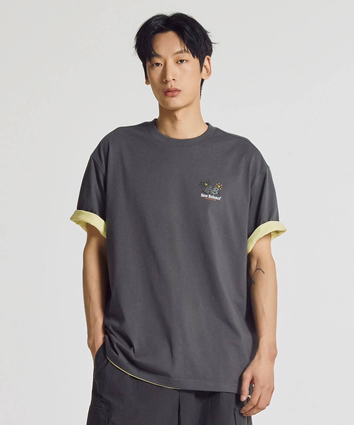 뉴발란스(NEW BALANCE) NBNEG21523 / UNI NB 프렌즈 썬라이즈 반팔티 (CHARCOAL)