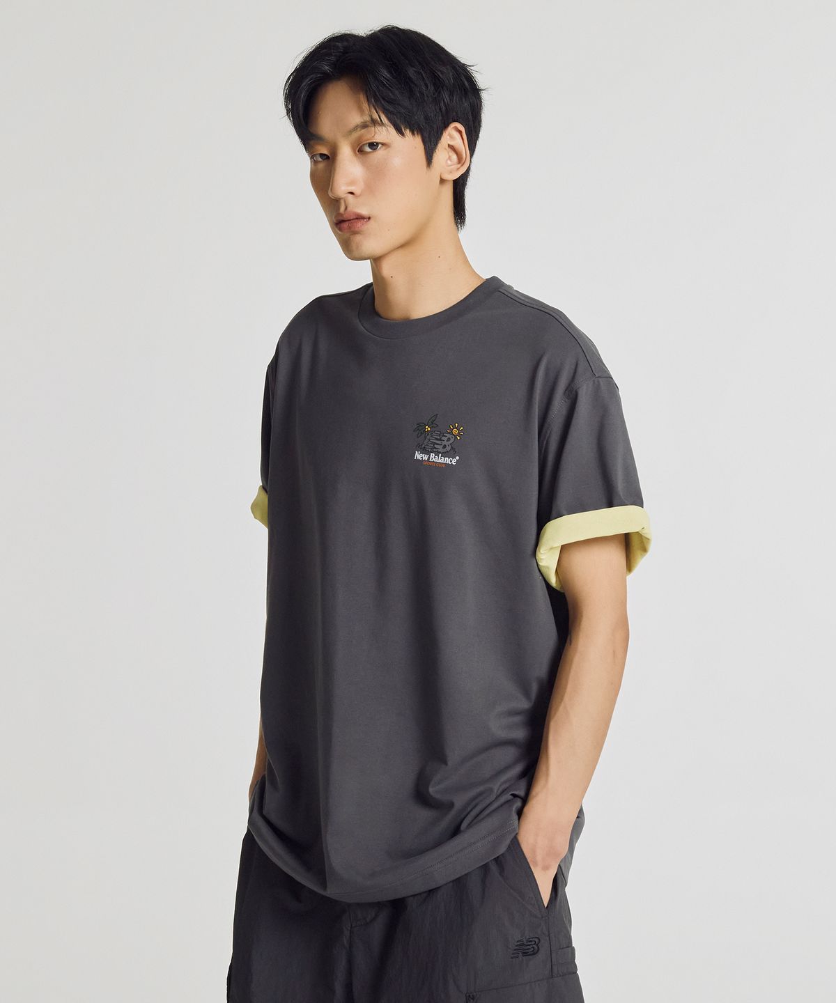 뉴발란스(NEW BALANCE) NBNEG21523 / UNI NB 프렌즈 썬라이즈 반팔티 (CHARCOAL)