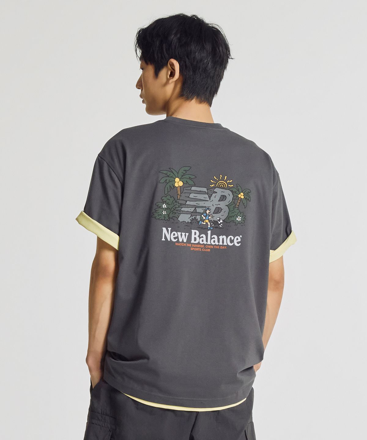 뉴발란스(NEW BALANCE) NBNEG21523 / UNI NB 프렌즈 썬라이즈 반팔티 (CHARCOAL)