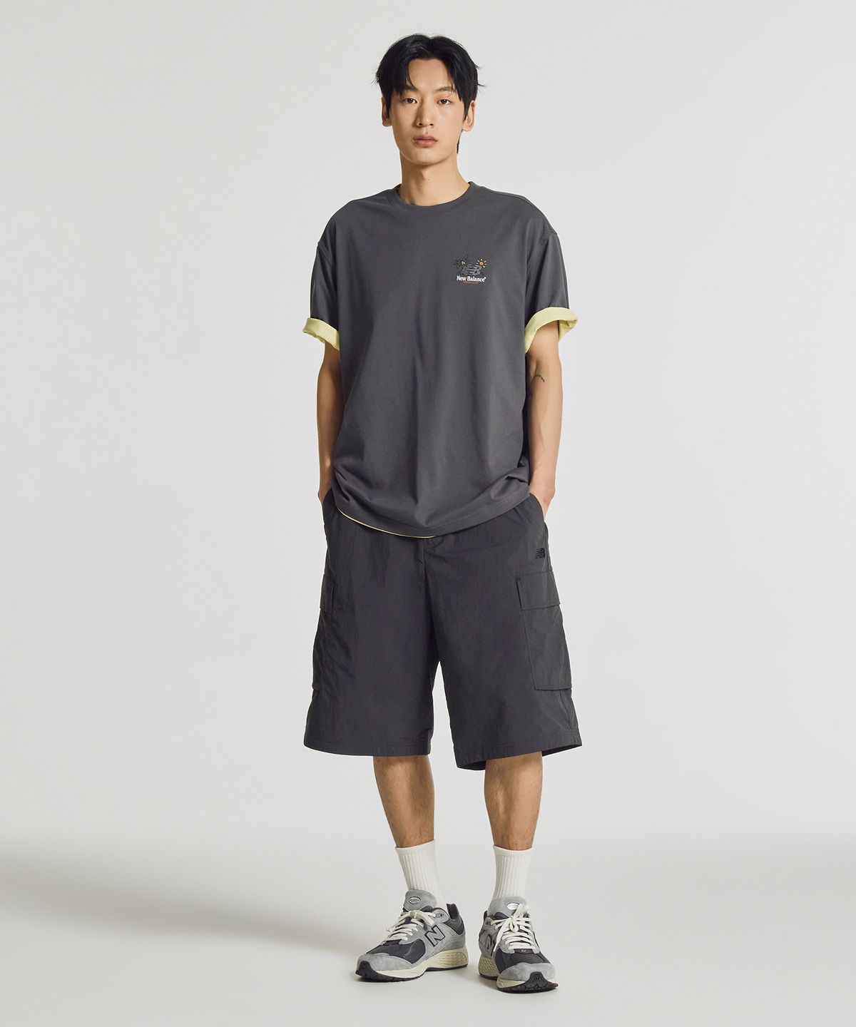 뉴발란스(NEW BALANCE) NBNEG21523 / UNI NB 프렌즈 썬라이즈 반팔티 (CHARCOAL)