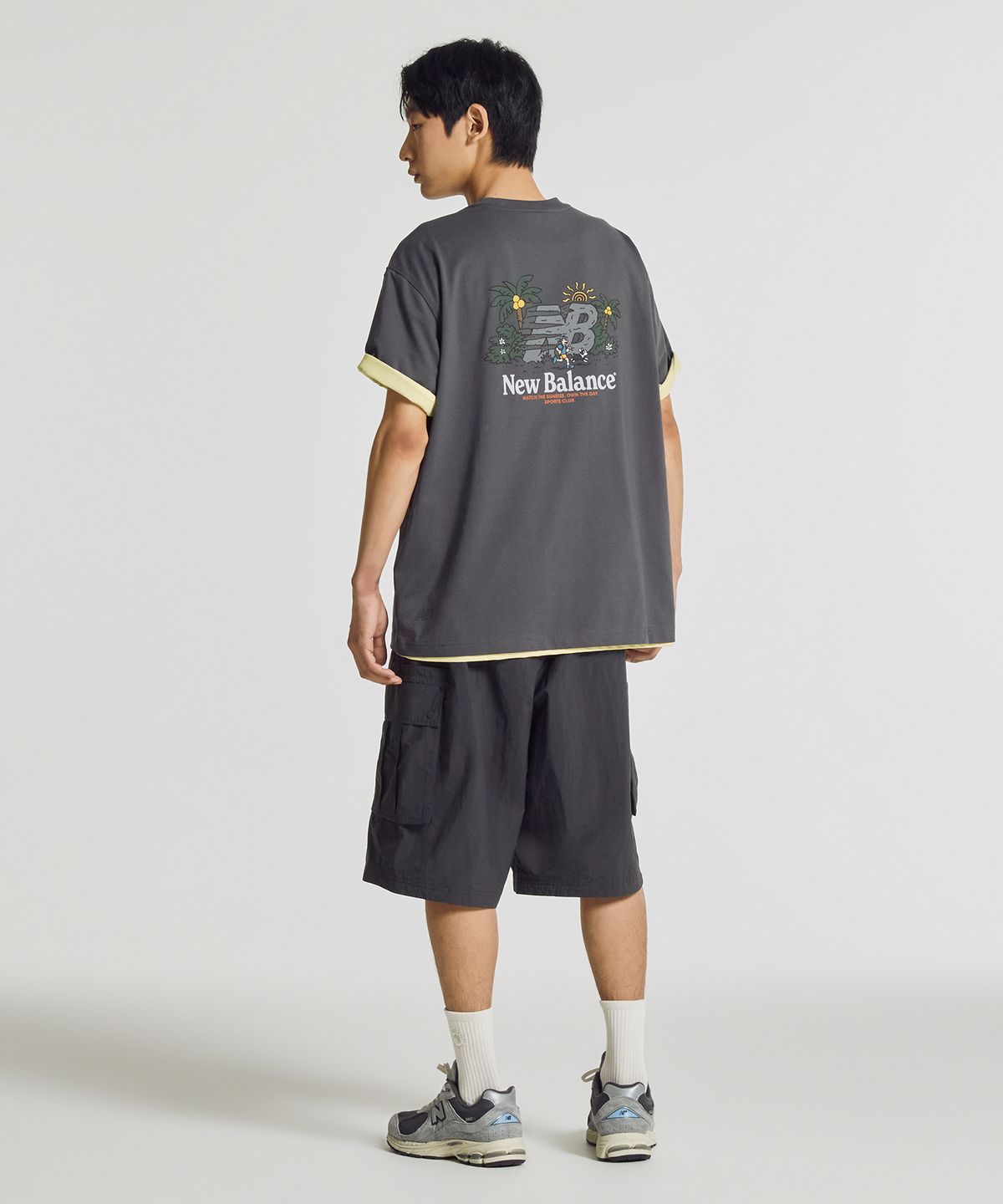 뉴발란스(NEW BALANCE) NBNEG21523 / UNI NB 프렌즈 썬라이즈 반팔티 (CHARCOAL)