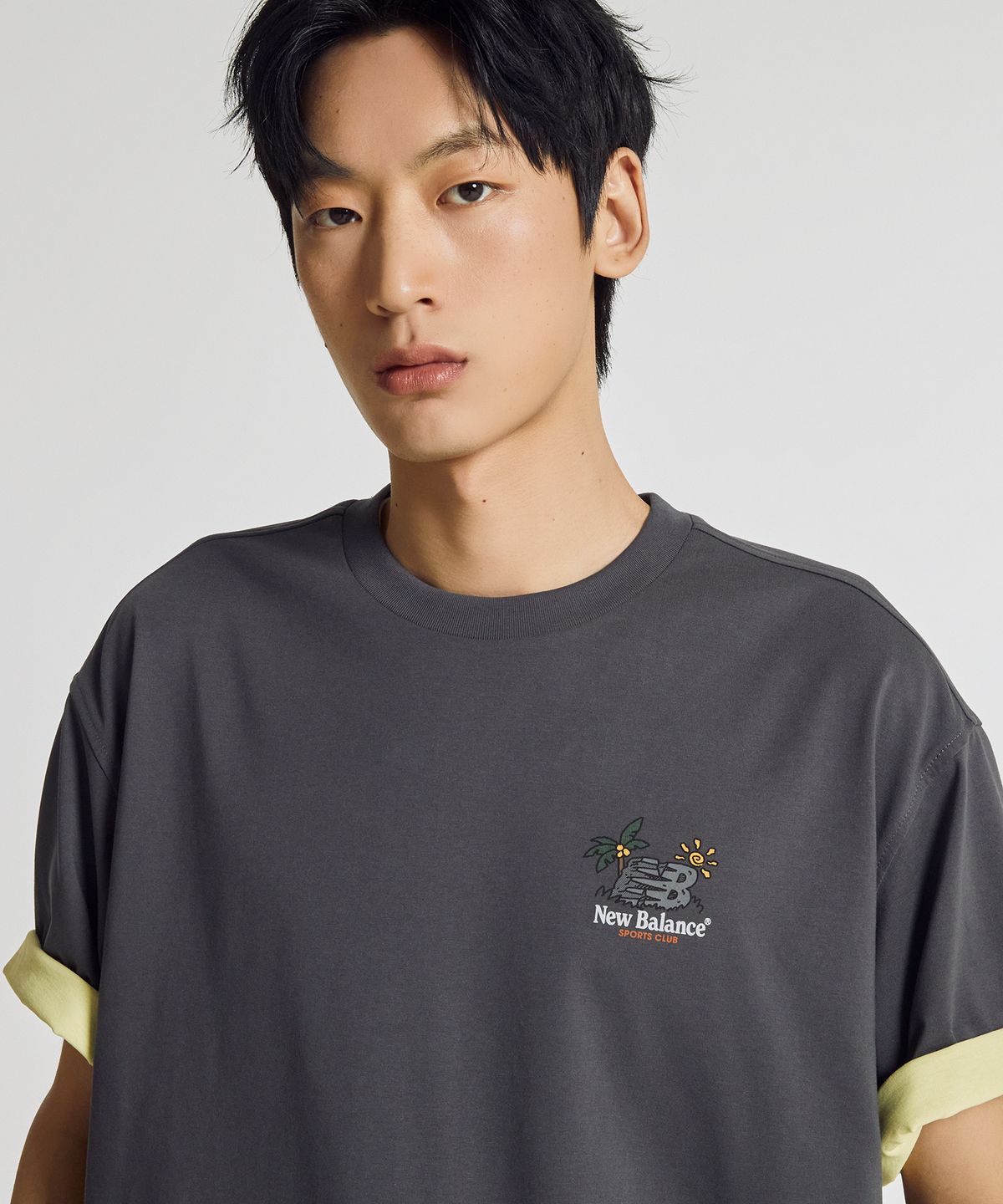 뉴발란스(NEW BALANCE) NBNEG21523 / UNI NB 프렌즈 썬라이즈 반팔티 (CHARCOAL)