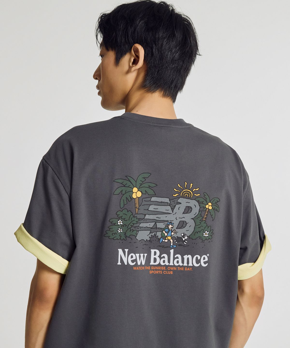 뉴발란스(NEW BALANCE) NBNEG21523 / UNI NB 프렌즈 썬라이즈 반팔티 (CHARCOAL)