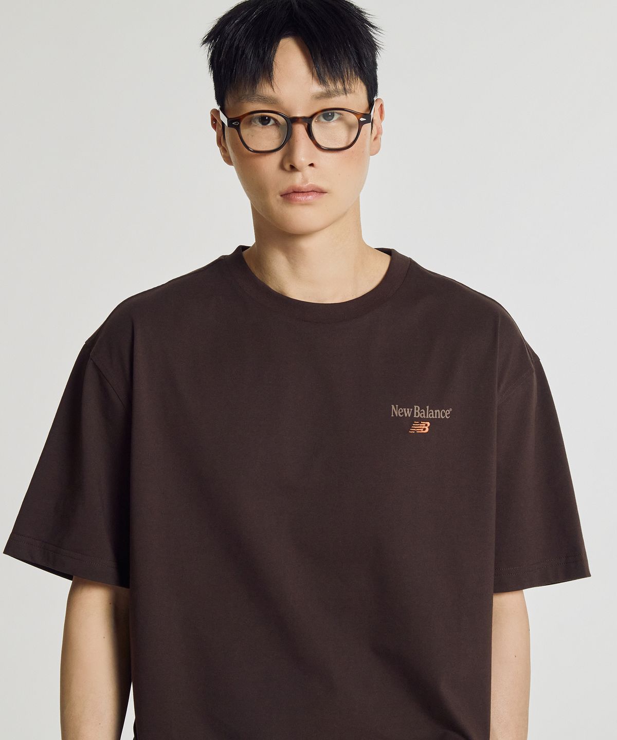 뉴발란스(NEW BALANCE) NBNEG21503 / UNI NB 프렌즈 반팔티 (BROWN)