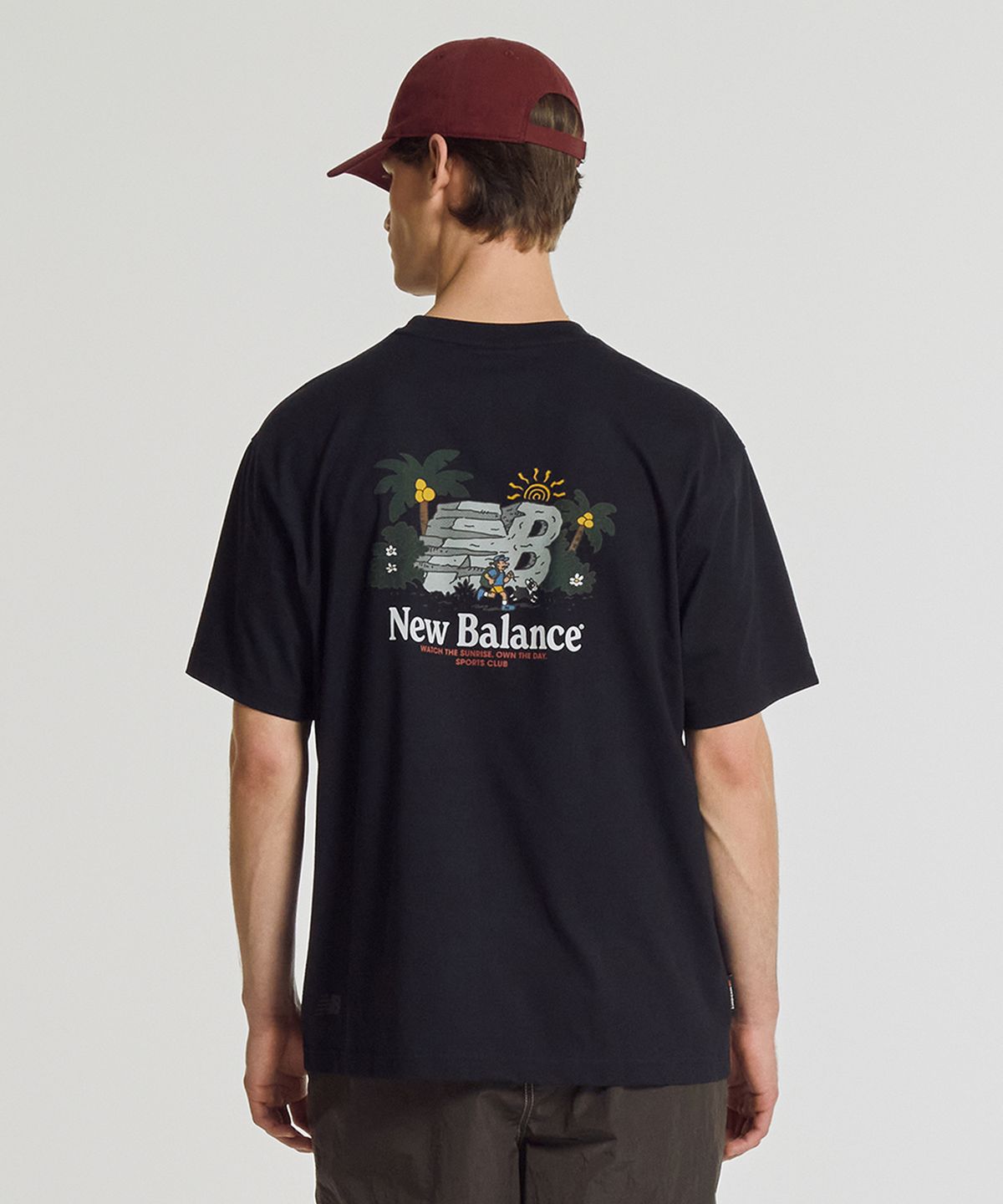 뉴발란스(NEW BALANCE) NBNEG21523 / UNI NB 프렌즈 썬라이즈 반팔티 (BLACK)