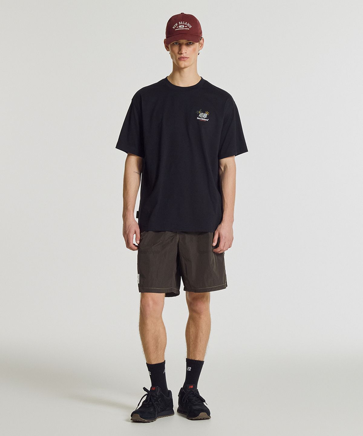 뉴발란스(NEW BALANCE) NBNEG21523 / UNI NB 프렌즈 썬라이즈 반팔티 (BLACK)