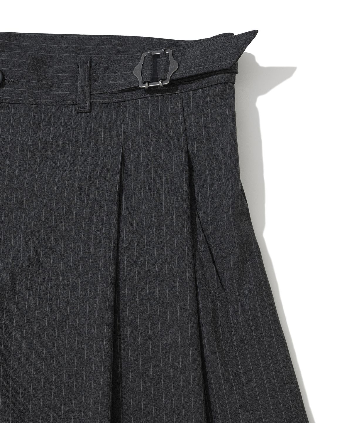 낫포너드(NOT4NERD) Two Tuck Stripe Bermuda Shorts - Charcoal