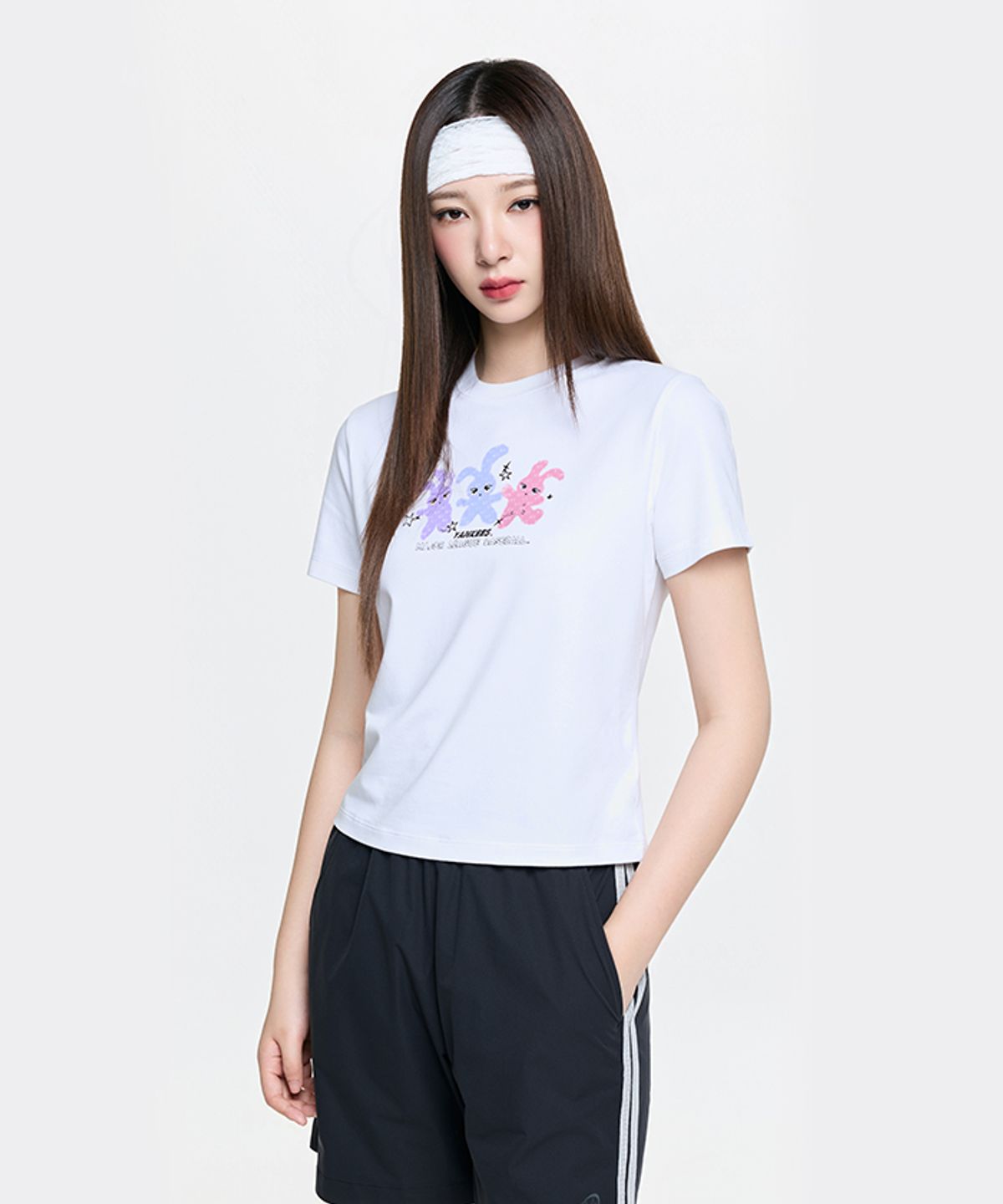 엠엘비(MLB) 여성 스몰 버니 그래픽 슬림 세미 크롭 반팔 티셔츠 NY (White)
