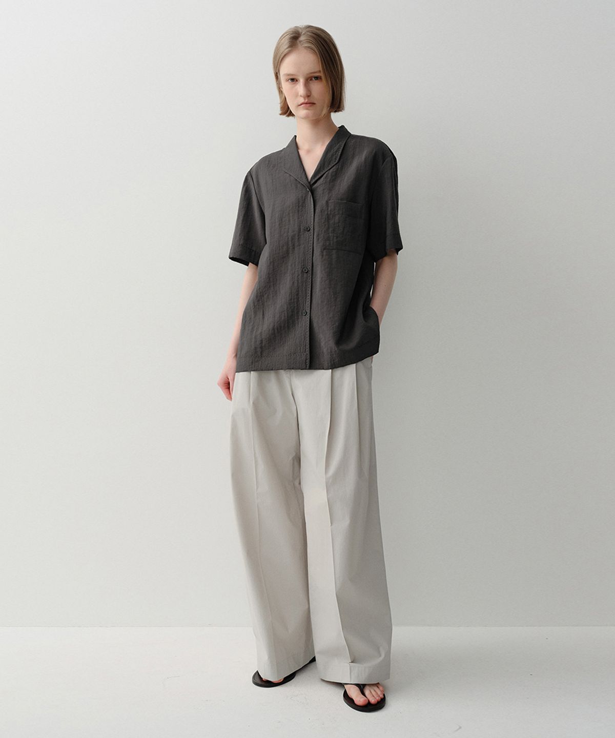 이아(EAAH) STITCH ANGLED COLLAR SHIRT (CHARCOAL)