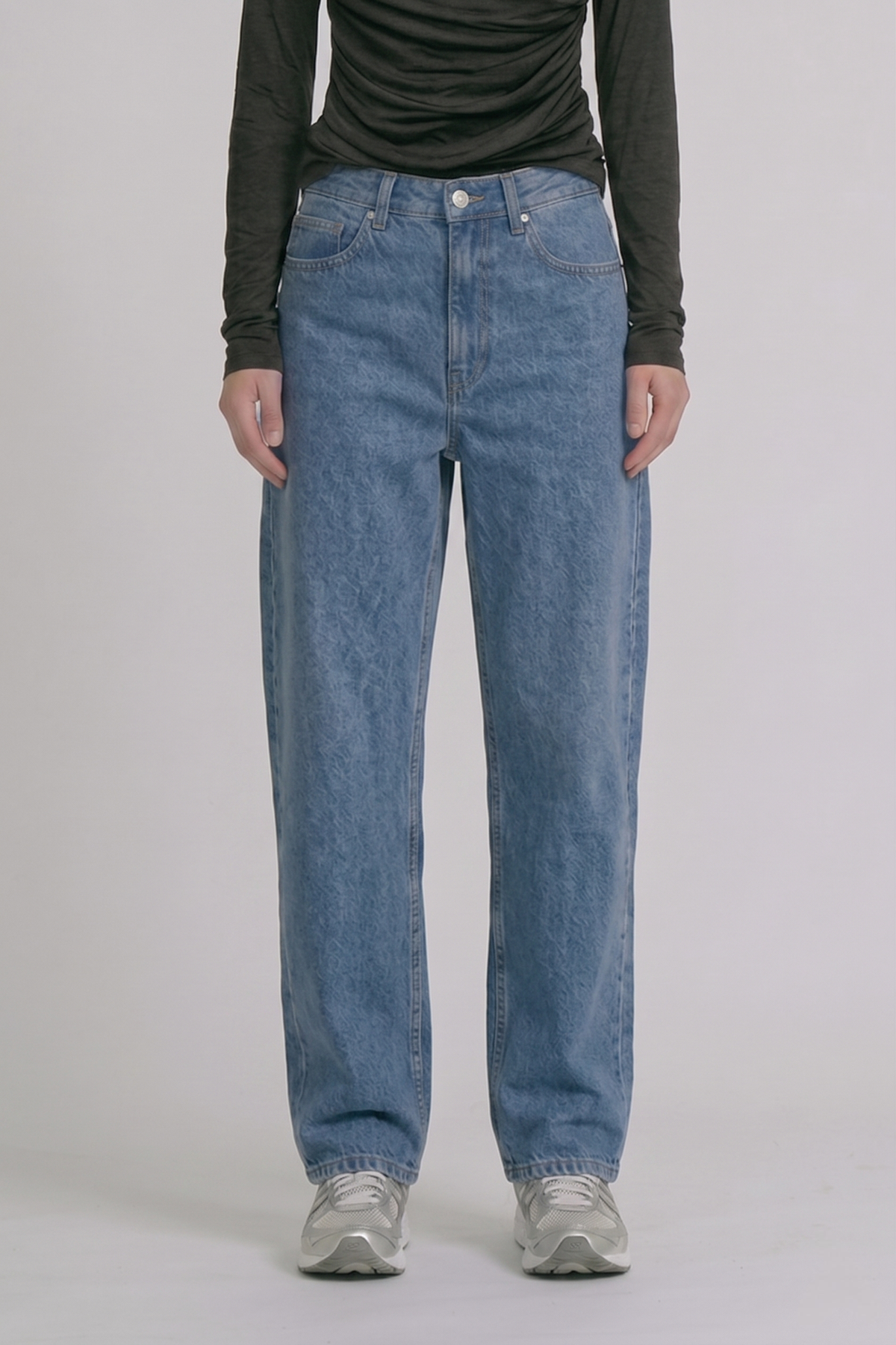 오드프레젠트(ODDPRESENT) Relaxed Tapered Jeans
