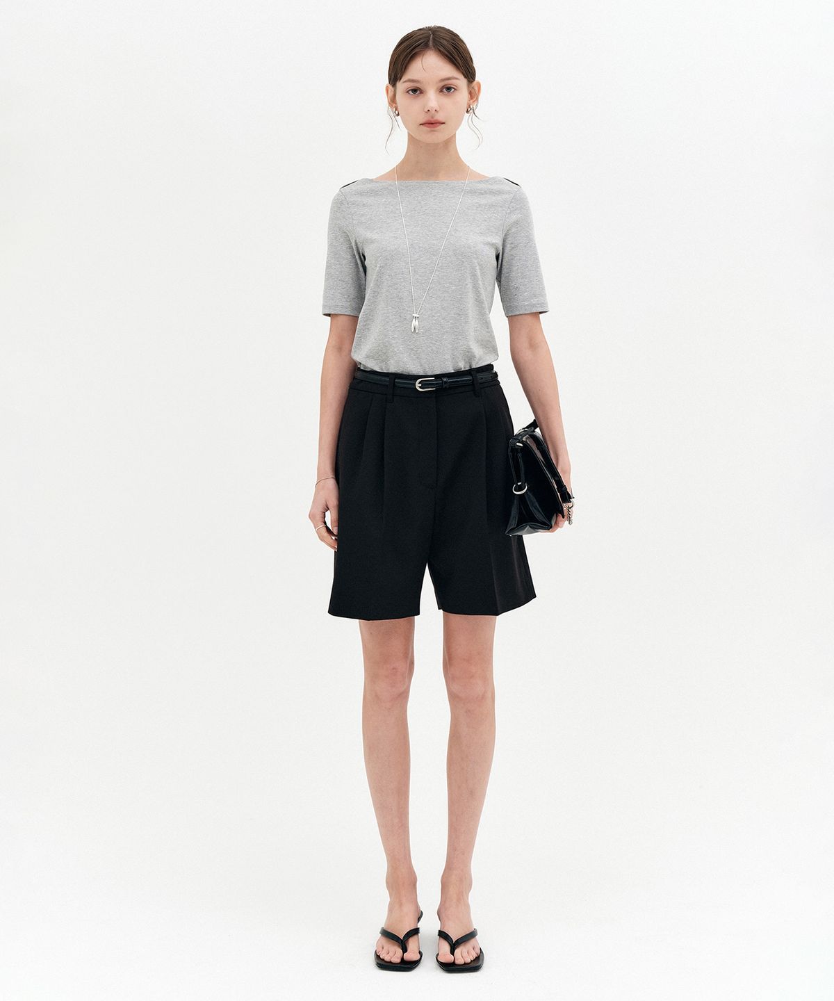 룩캐스트(LOOKAST) 마르틴 투 턱 하프 팬츠_블랙 / MARTINE TWO TUCK HALF PANTS_BLACK