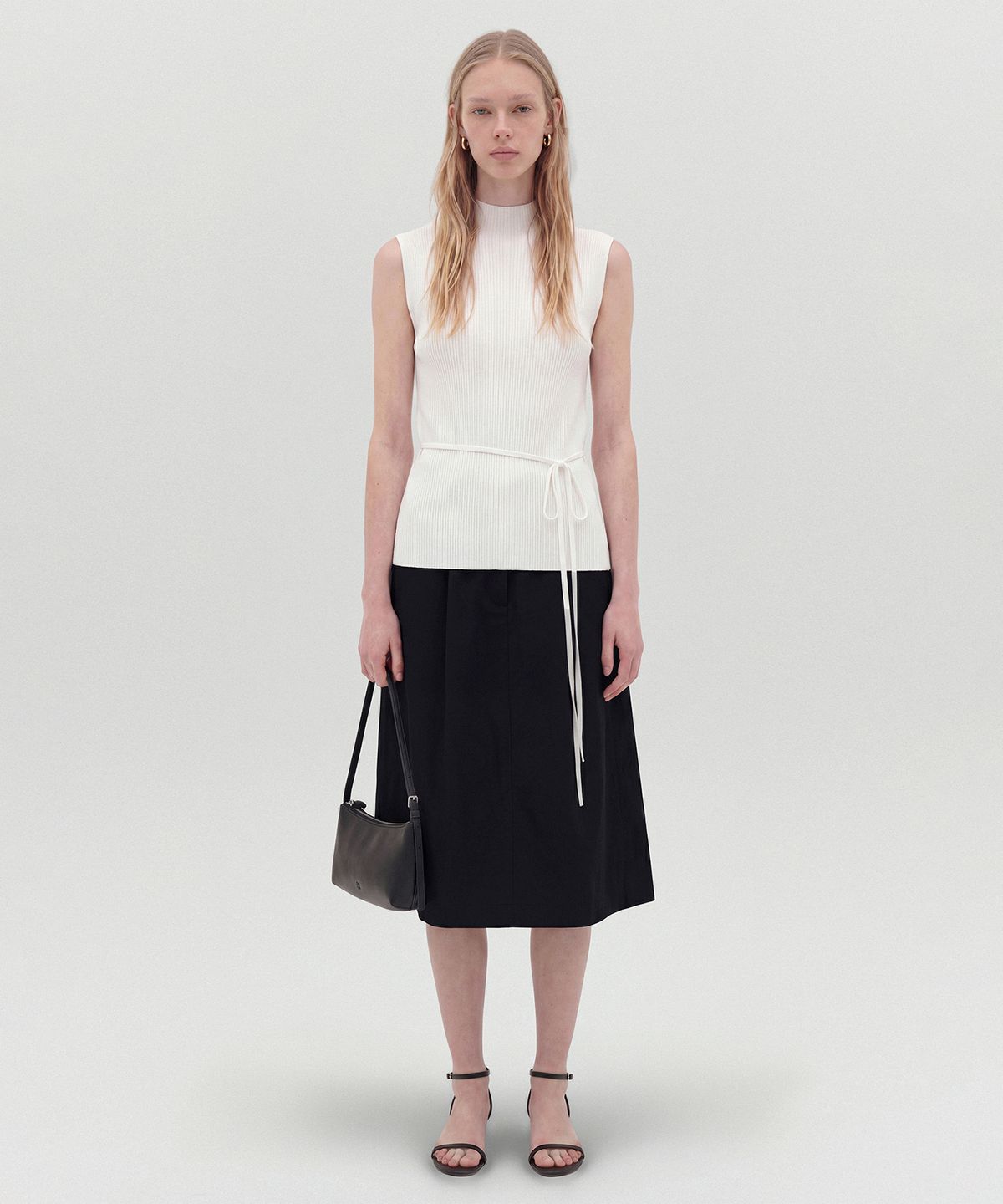 룩캐스트(LOOKAST) 오리안 모크넥 슬림 슬리브리스 니트 탑_아이보리 / ORIANE MOCK NECK SLIM SLEEVELESS KNIT TOP_IVORY