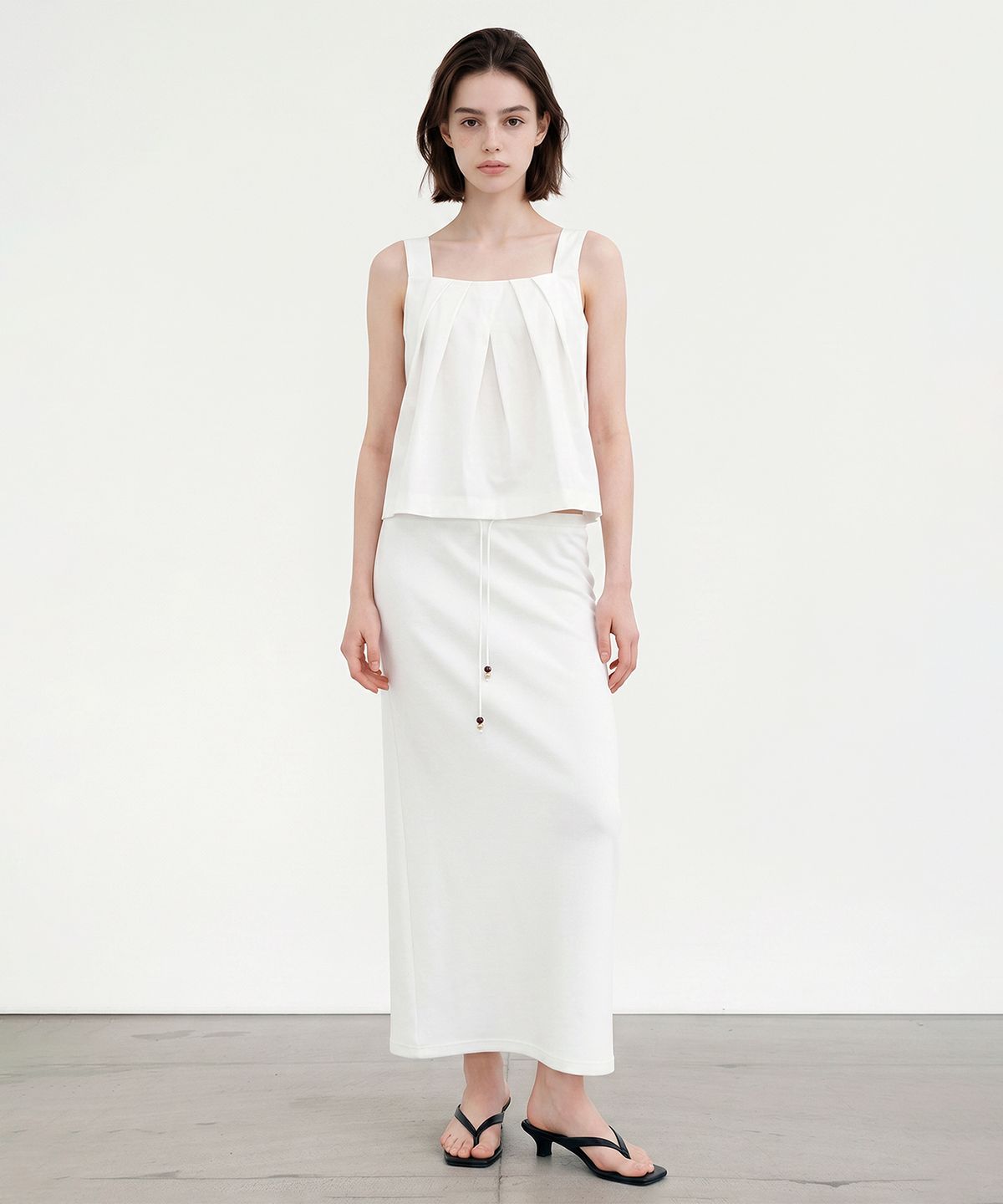 룩캐스트(LOOKAST) 이브 턱 폴디드 슬리브리스 블라우스_화이트 / EVE TUCK FOLDED SLEEVELESS BLOUSE_WHITE