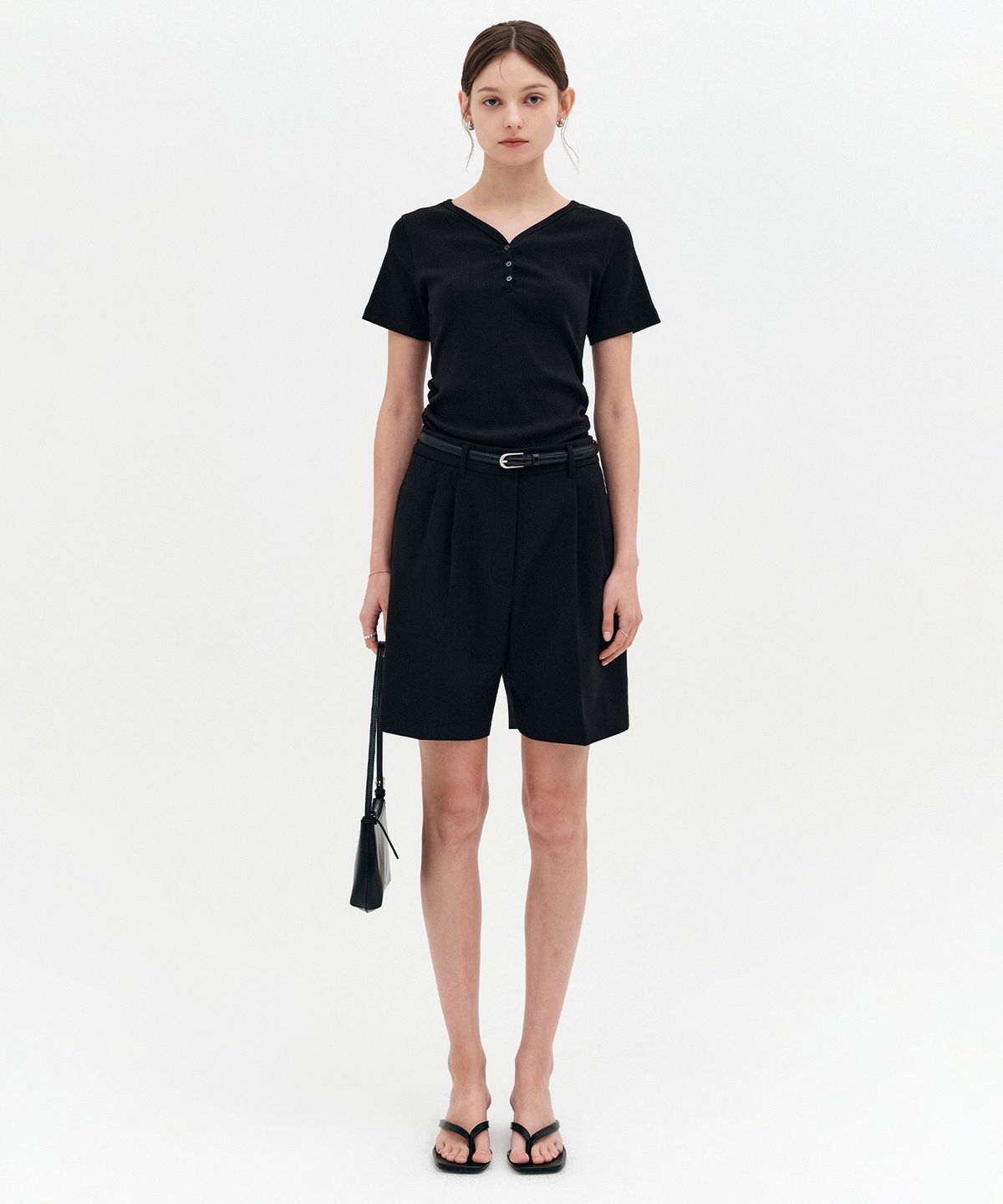 룩캐스트(LOOKAST) 사라 헨리넥 셔링 티셔츠_블랙 / SARA HENLEY NECK SHIRRED T-SHIRT_BLACK