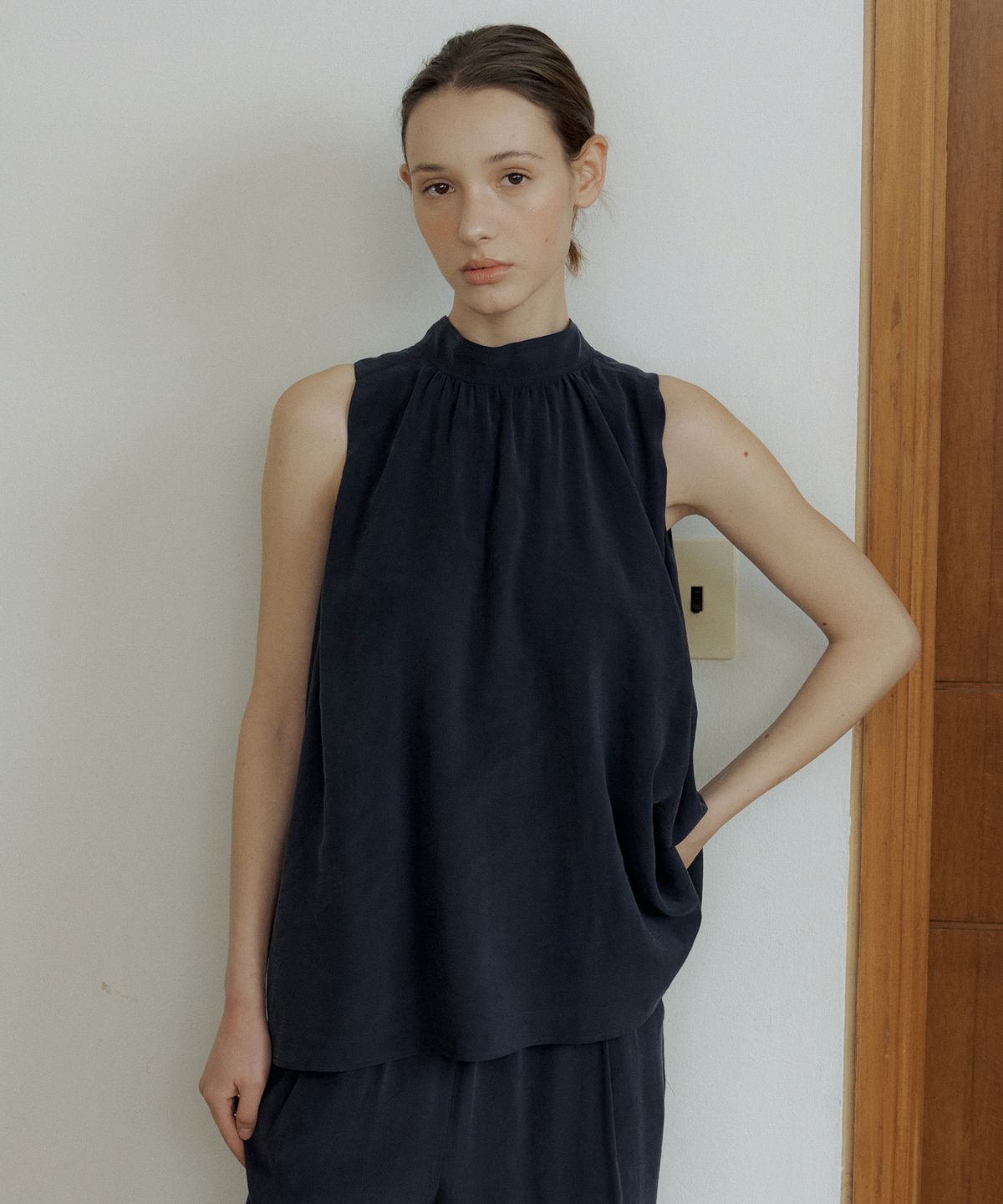 오떼뜨(OCTETTE) ROEL HIGH NECK BLOUSE_2COLOR