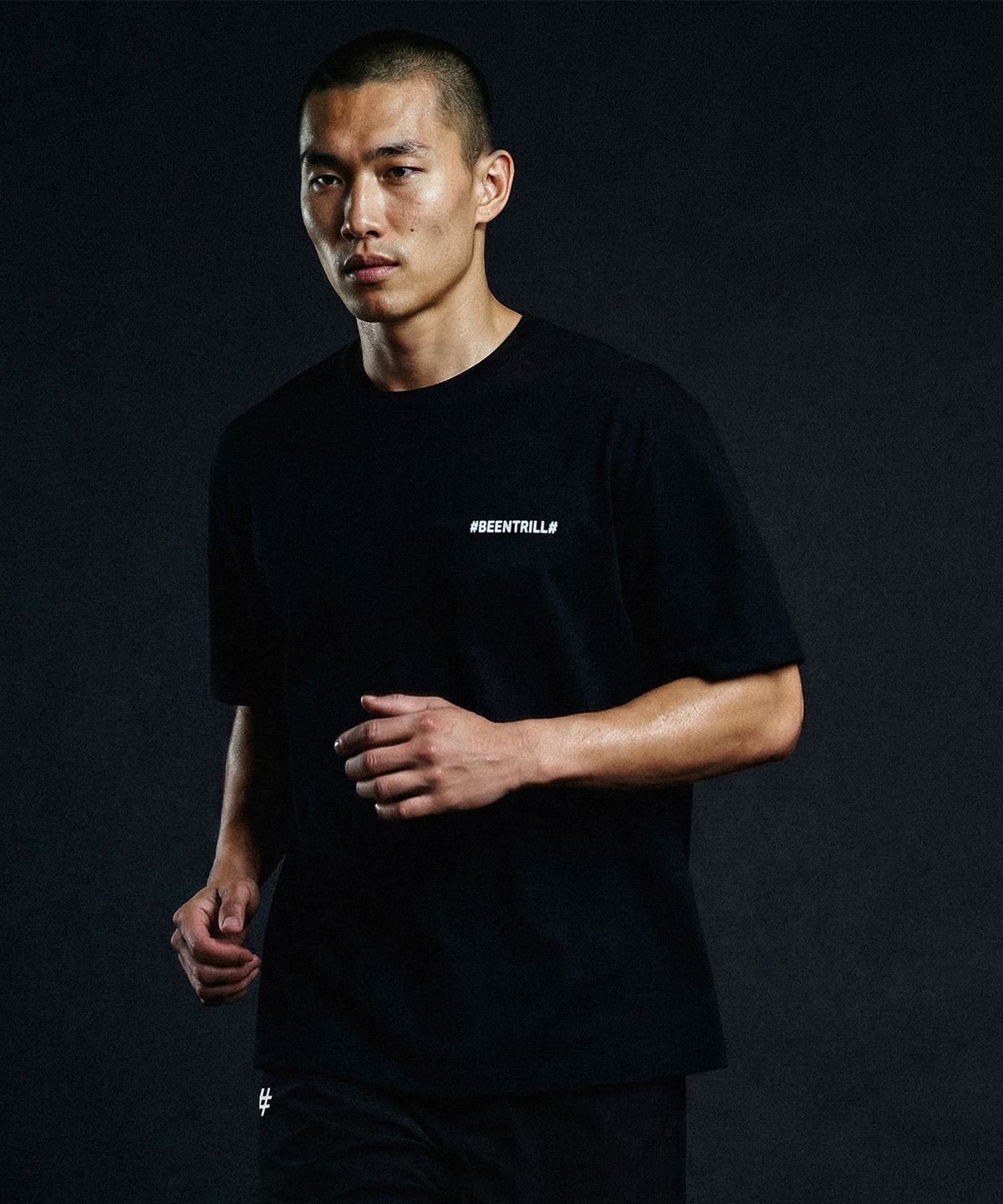 빈트릴(BEENTRILL) 빈티지 해시태그 머슬핏 반팔티(블랙)