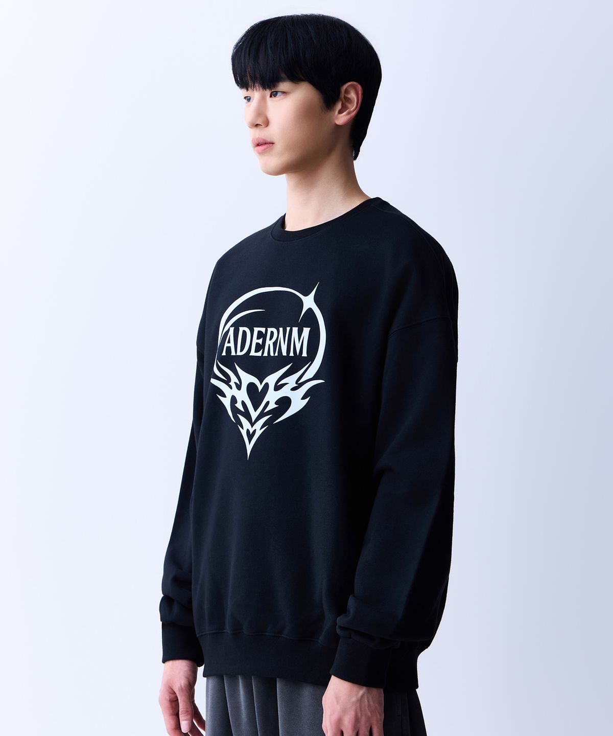 에이던엠(ADERNM) 플레임 스웨트셔츠 블랙