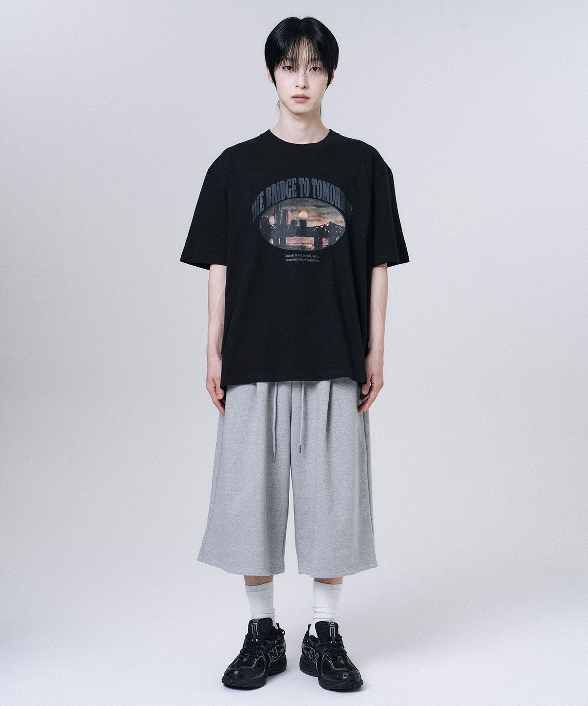 무븐(MOOVN) 시티 브릿지 그래픽 반팔 티셔츠 블랙