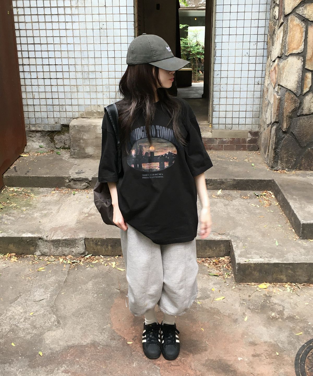 무븐(MOOVN) 시티 브릿지 그래픽 반팔 티셔츠 블랙