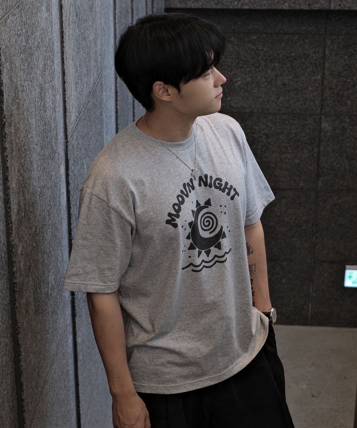 무븐(MOOVN) 무븐 나이트 그래픽 반팔 티셔츠 그레이