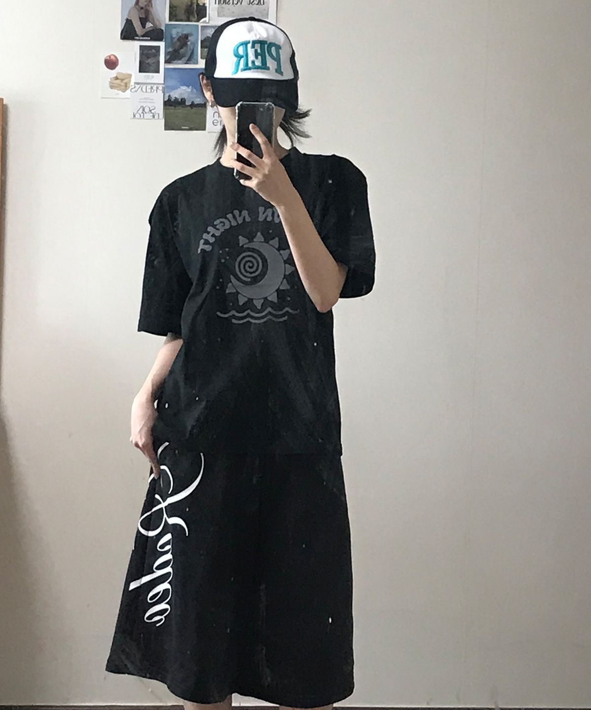 무븐(MOOVN) 무븐 나이트 그래픽 반팔 티셔츠 블랙