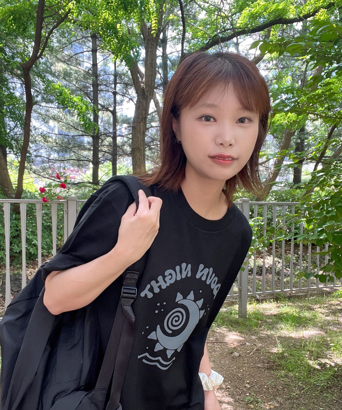 무븐(MOOVN) 무븐 나이트 그래픽 반팔 티셔츠 블랙