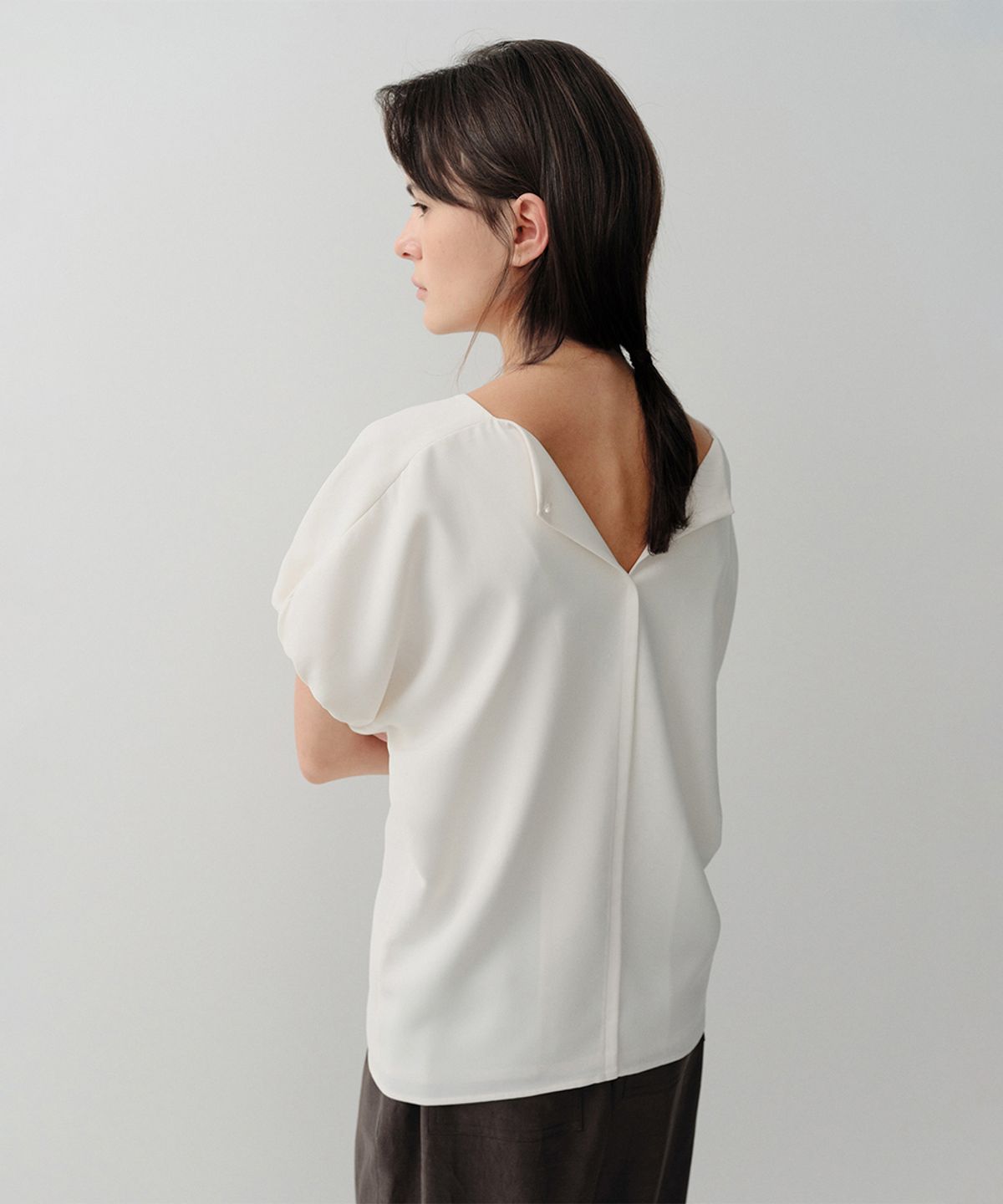 이아(EAAH) REIN V NECK BLOUSE (IVORY)