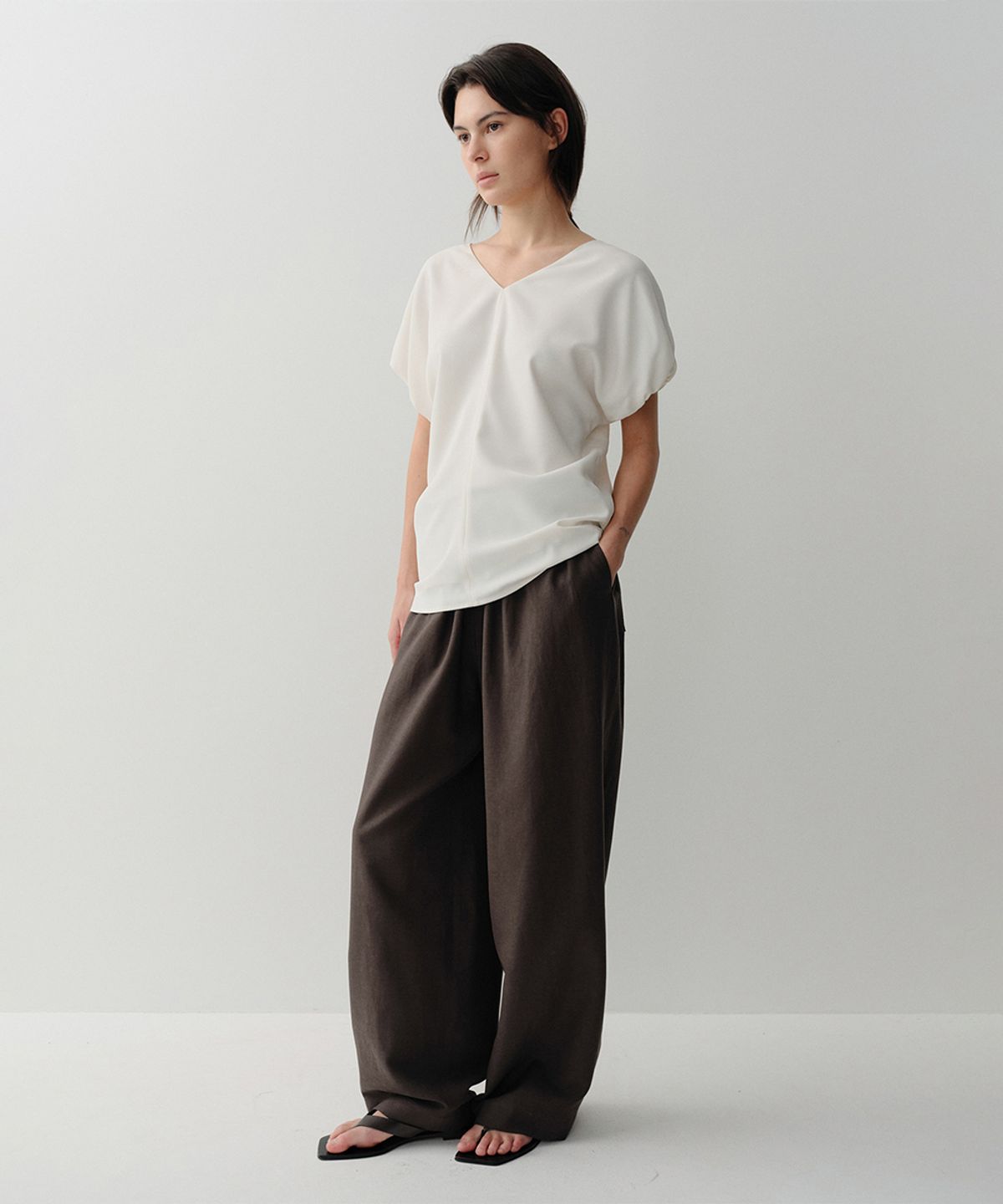 이아(EAAH) REIN V NECK BLOUSE (IVORY)