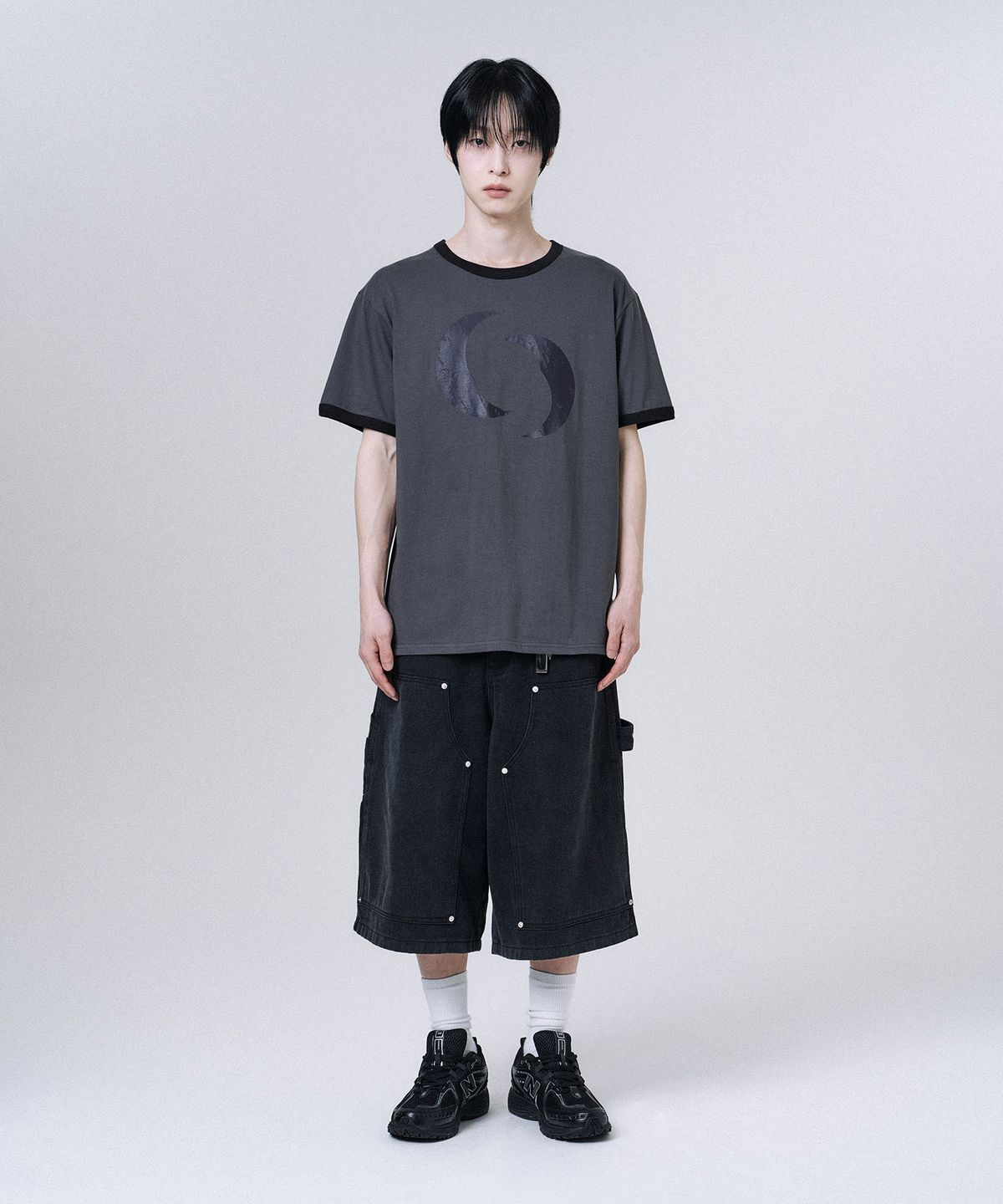 무븐(MOOVN) TWIN MOON 링거 반팔 티셔츠 차콜