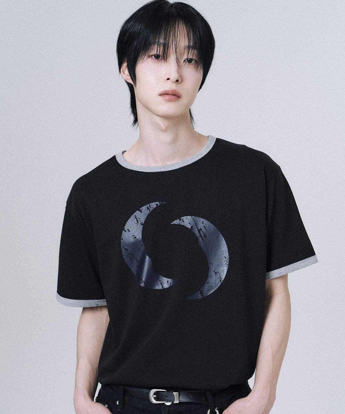 무븐(MOOVN) TWIN MOON 링거 반팔 티셔츠 블랙