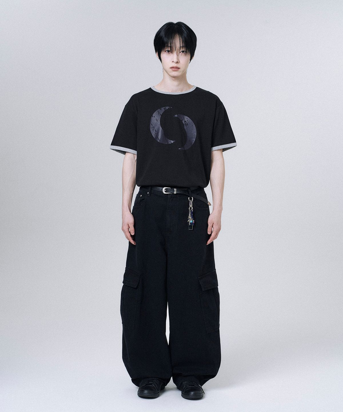 무븐(MOOVN) TWIN MOON 링거 반팔 티셔츠 블랙